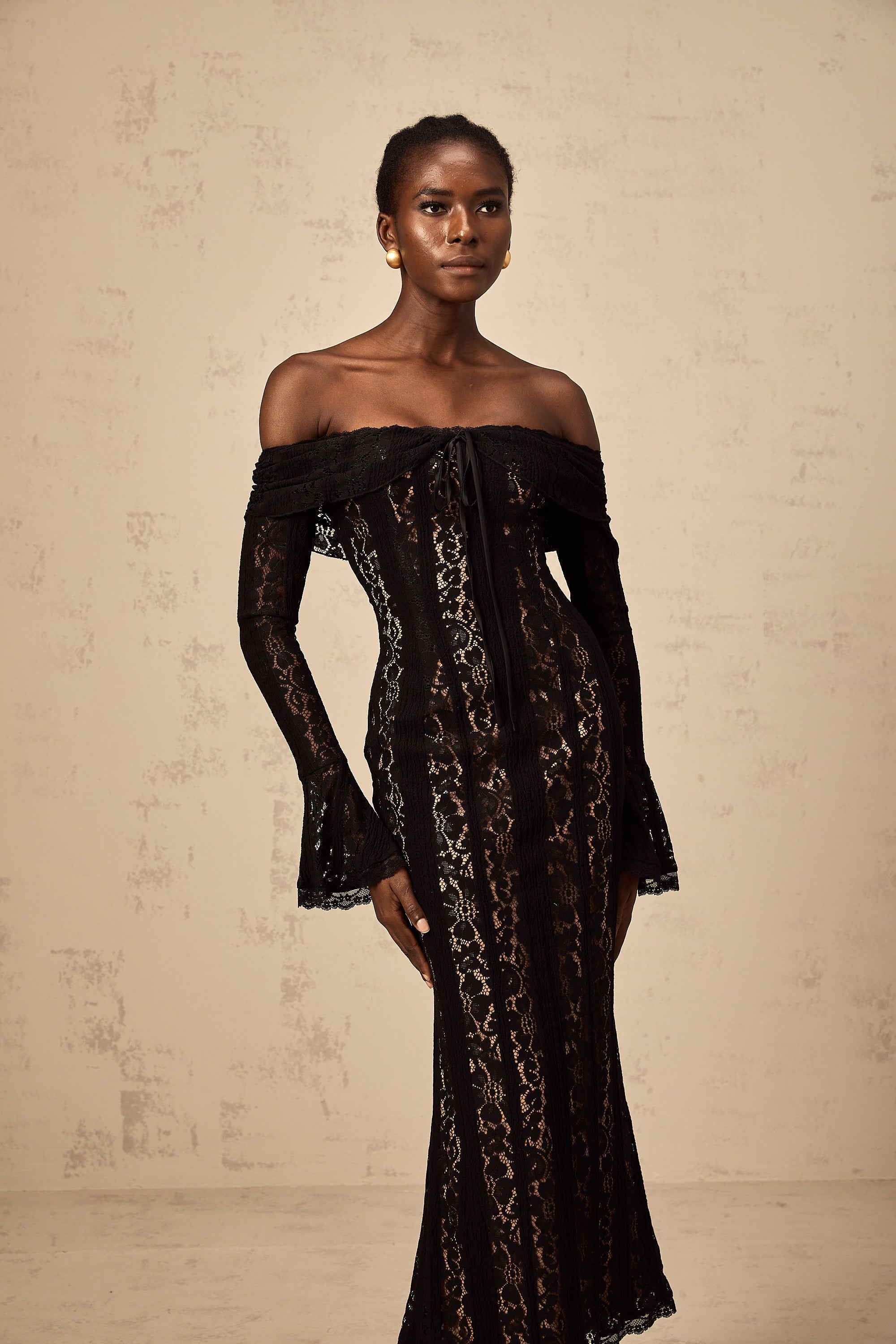 Robe mi-longue Émeline en dentelle florale à ourlets évasés, couleur noire (Vente définitive - États-Unis uniquement)