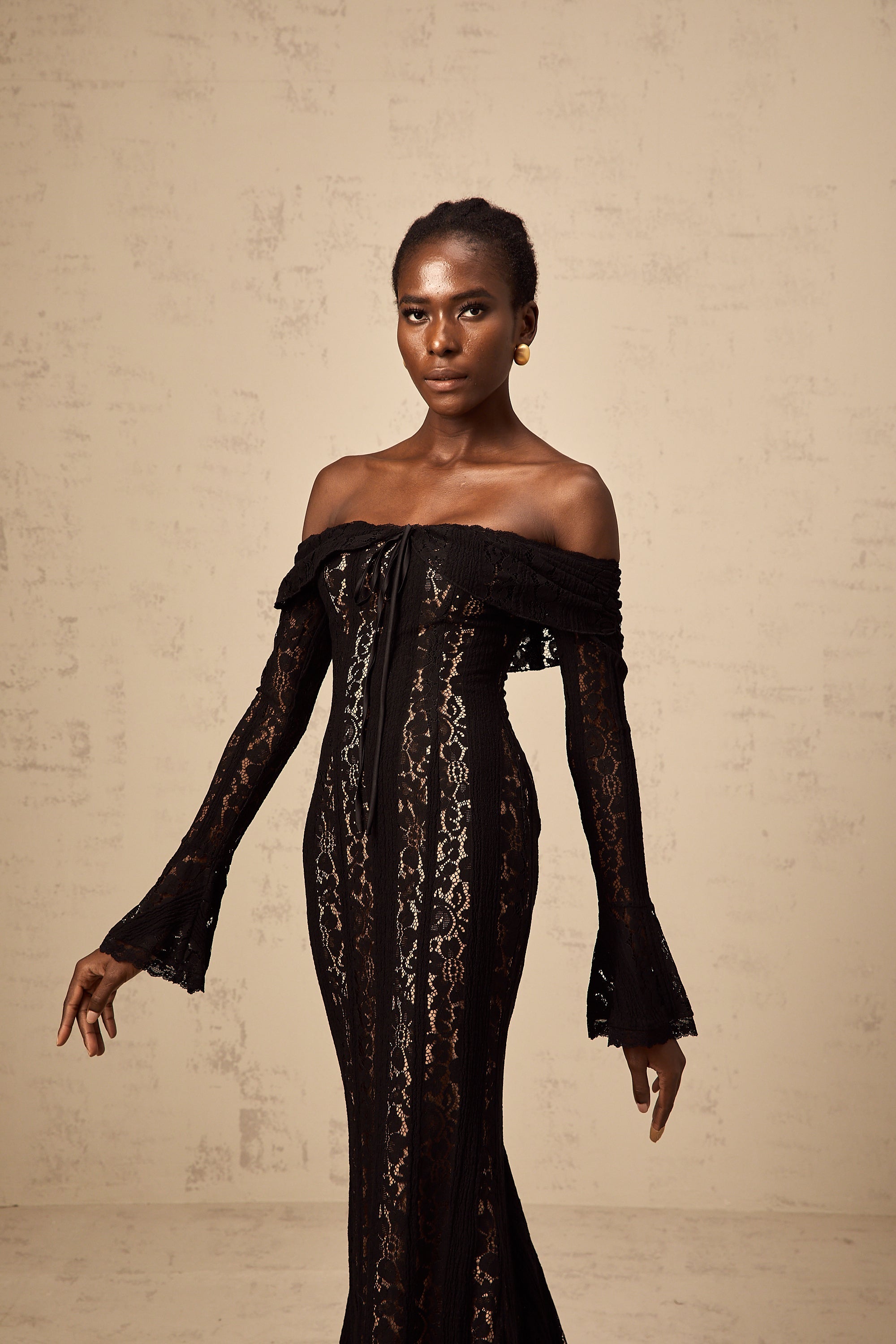 Robe mi-longue Émeline en dentelle florale à ourlets évasés, couleur noire (Vente définitive - États-Unis uniquement)