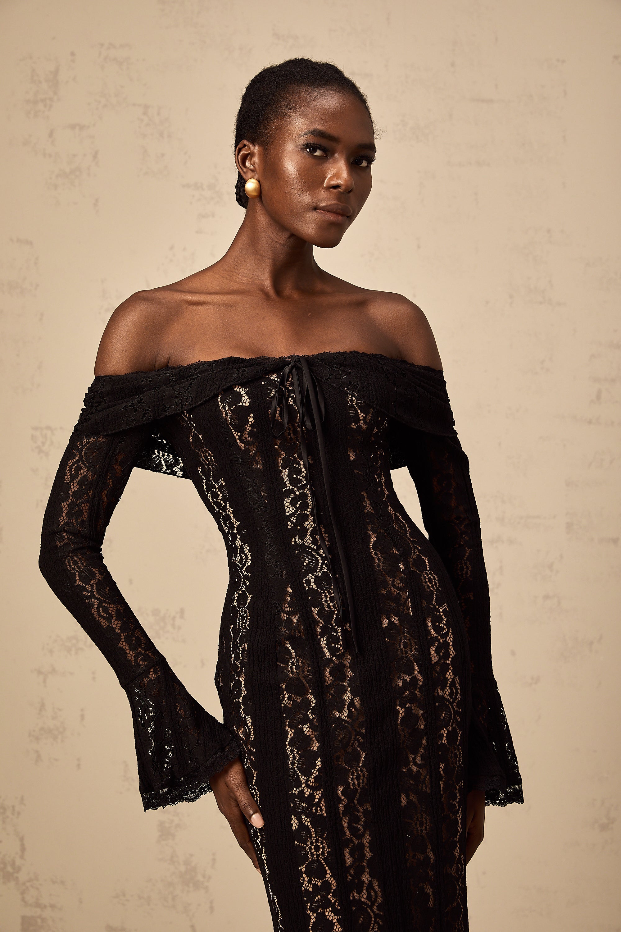 Robe mi-longue Émeline en dentelle florale à ourlets évasés, couleur noire (Vente définitive - États-Unis uniquement)