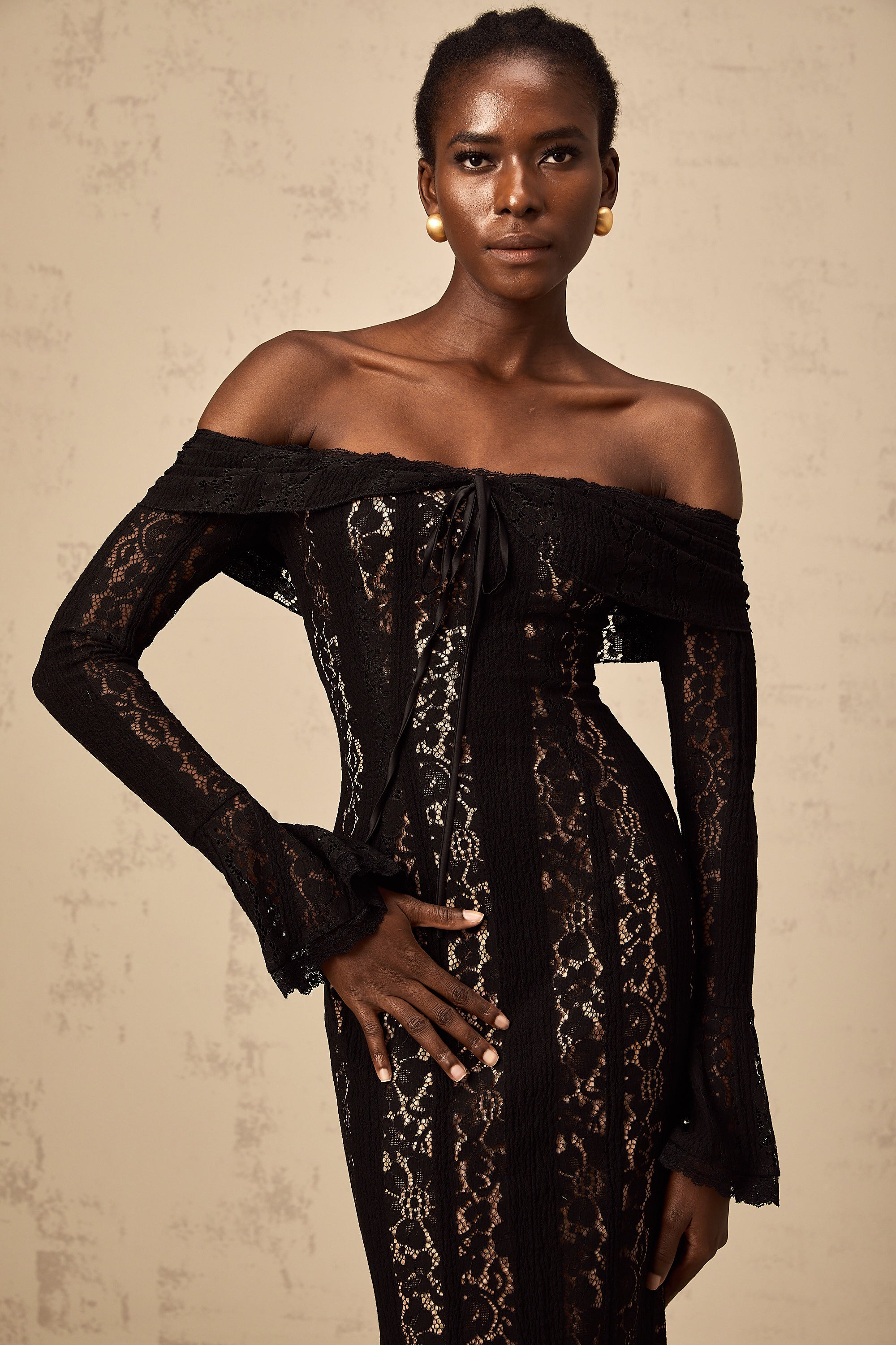 Robe mi-longue Émeline en dentelle florale à ourlets évasés, couleur noire (Vente définitive - États-Unis uniquement)