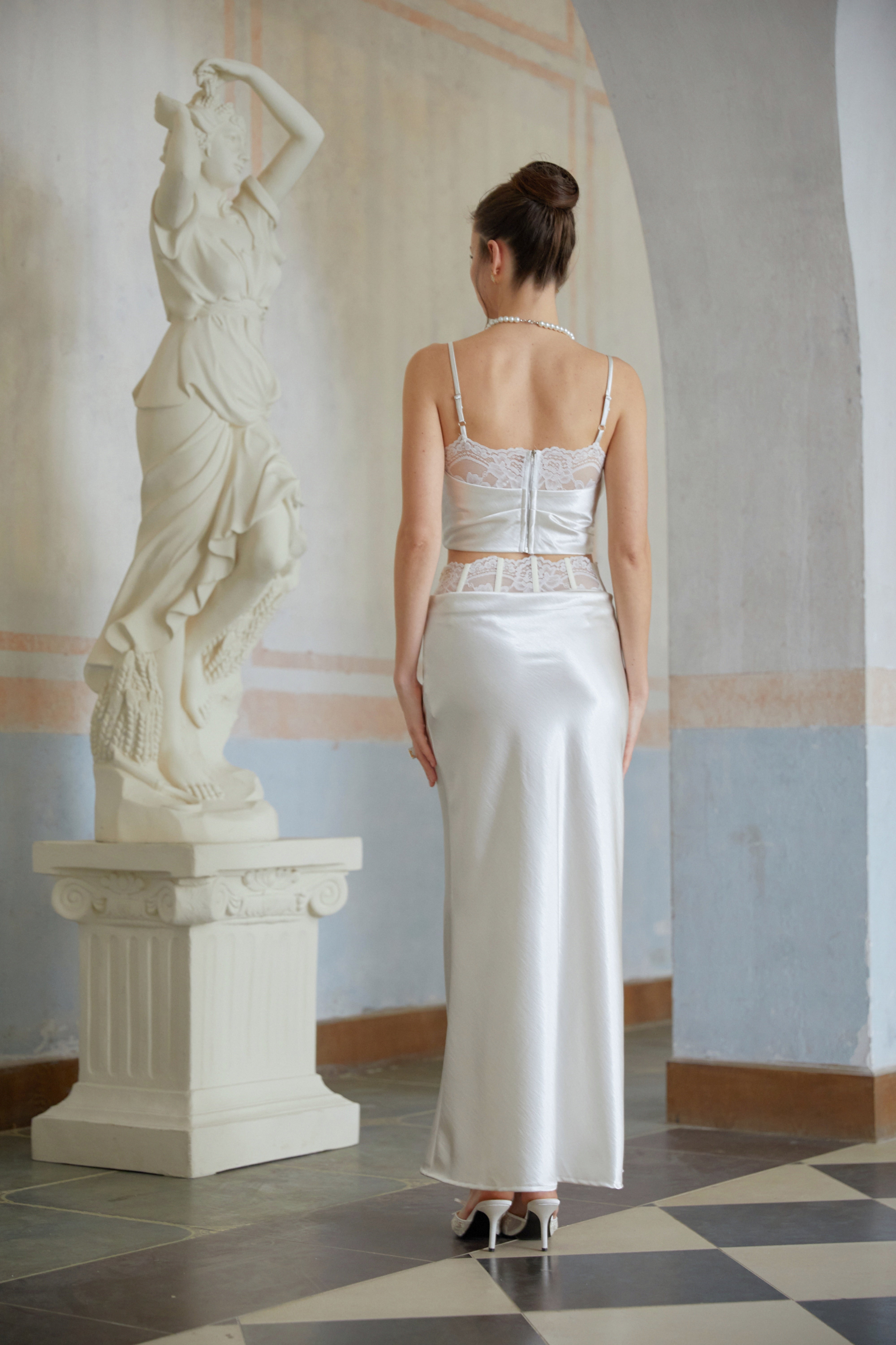 بلوزة قصيرة من Eeva White بزخارف دانتيل زهرية