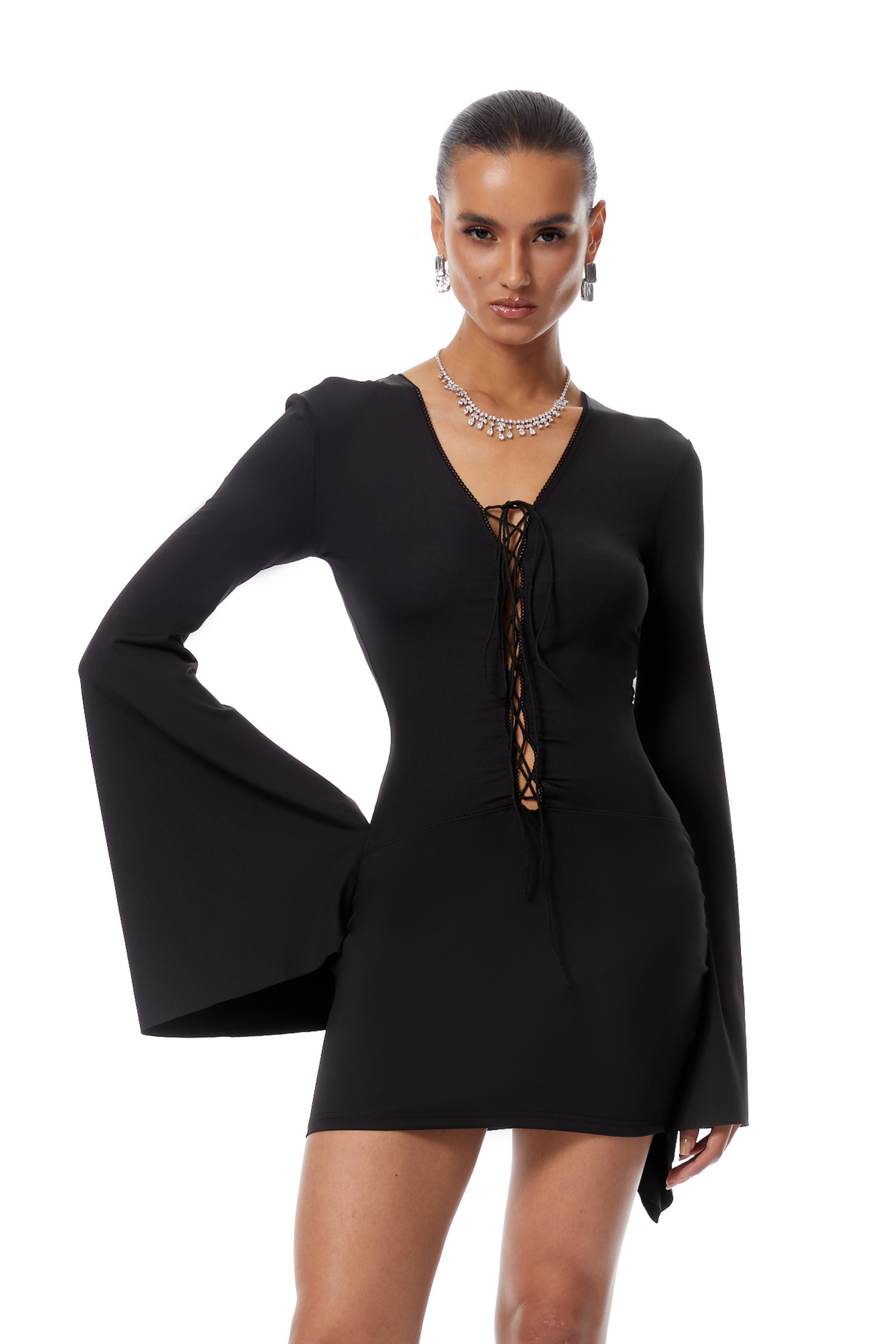 فستان قصير بكمّين واسعين ورباط من Kinsley Black (بيع نهائي - الولايات المتحدة فقط)