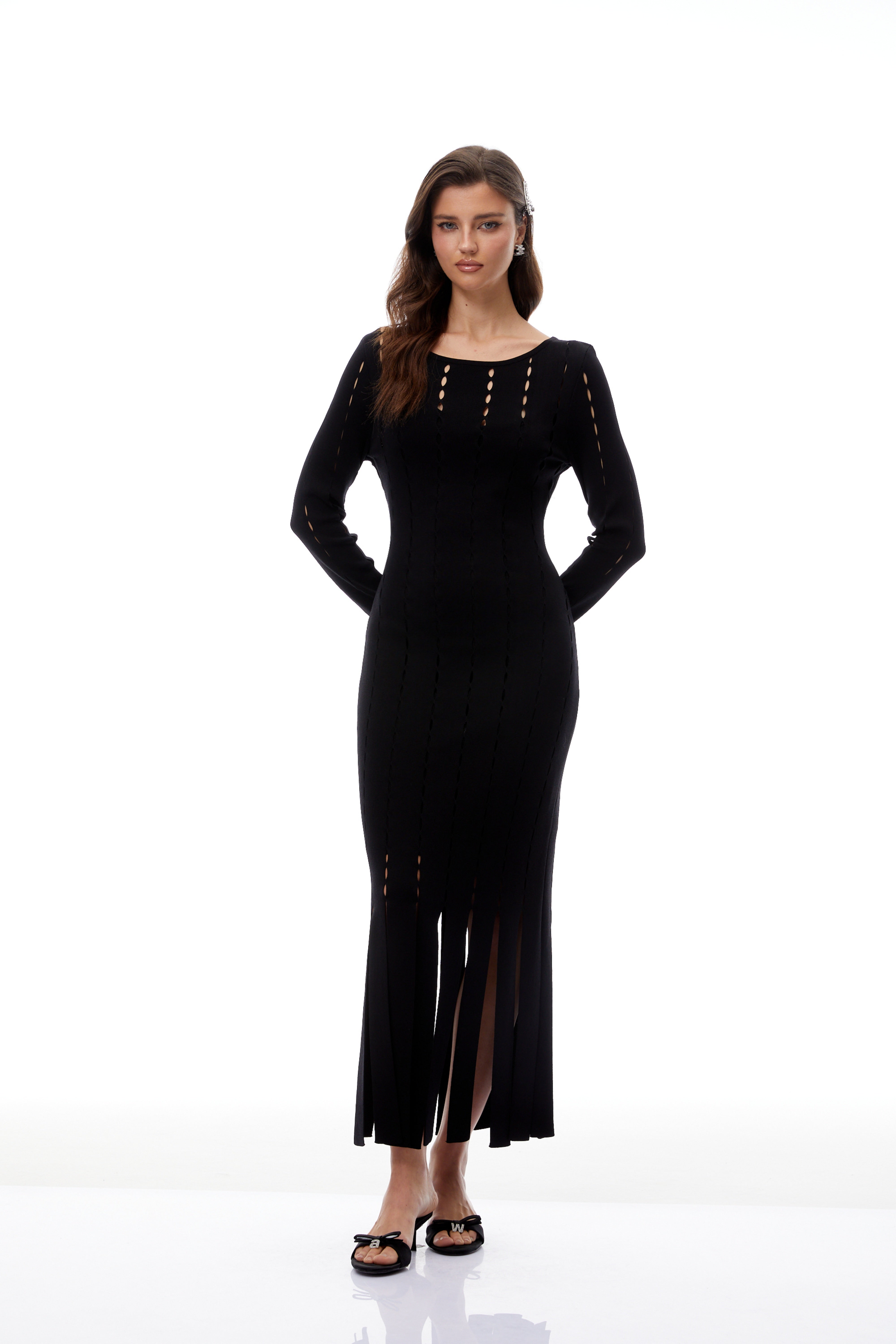 فستان ميدي من Ylva Black من التريكو المزين بفتحات وأهداب (تخفيضات نهائية)