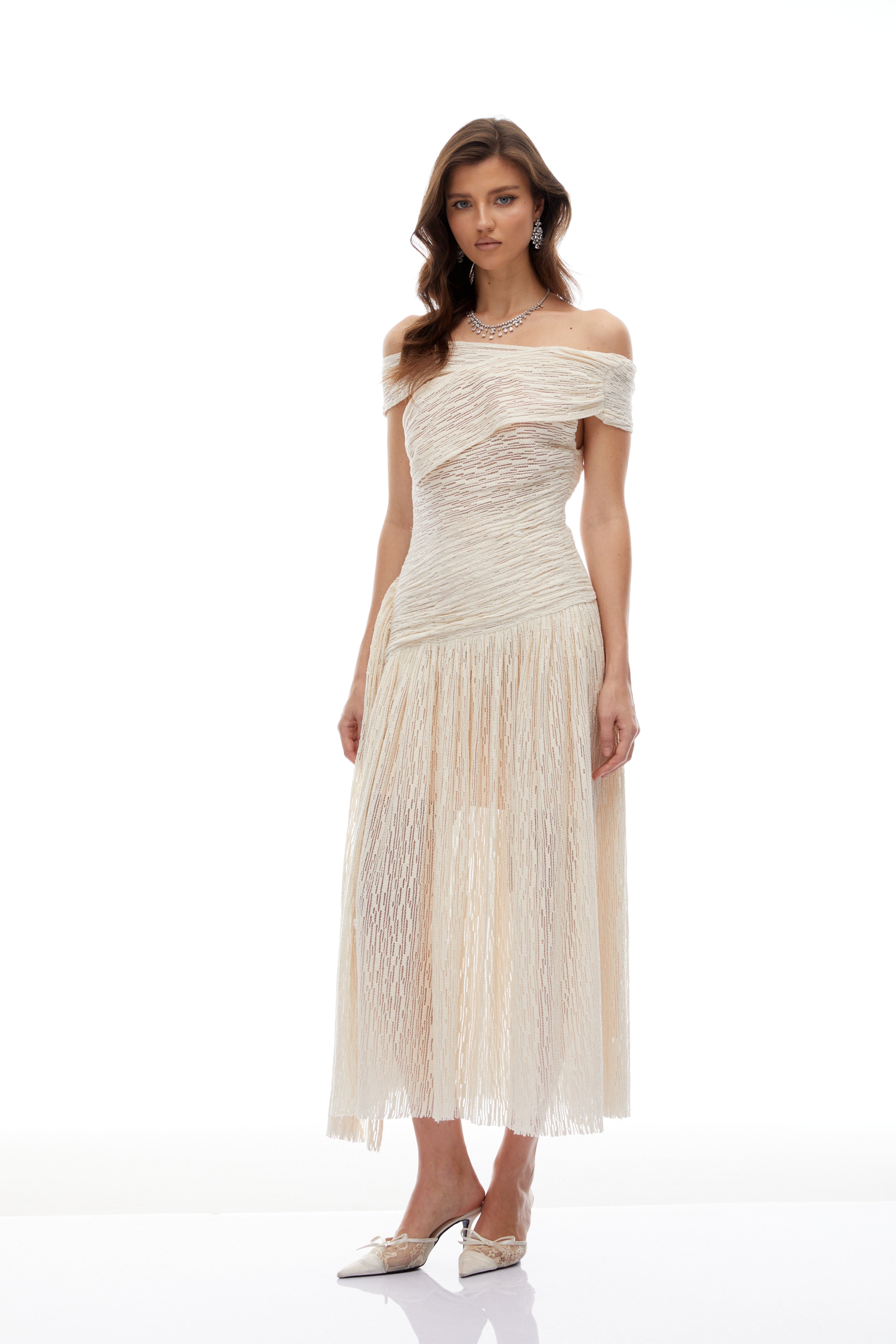 Robe mi-longue asymétrique texturée à fronces
