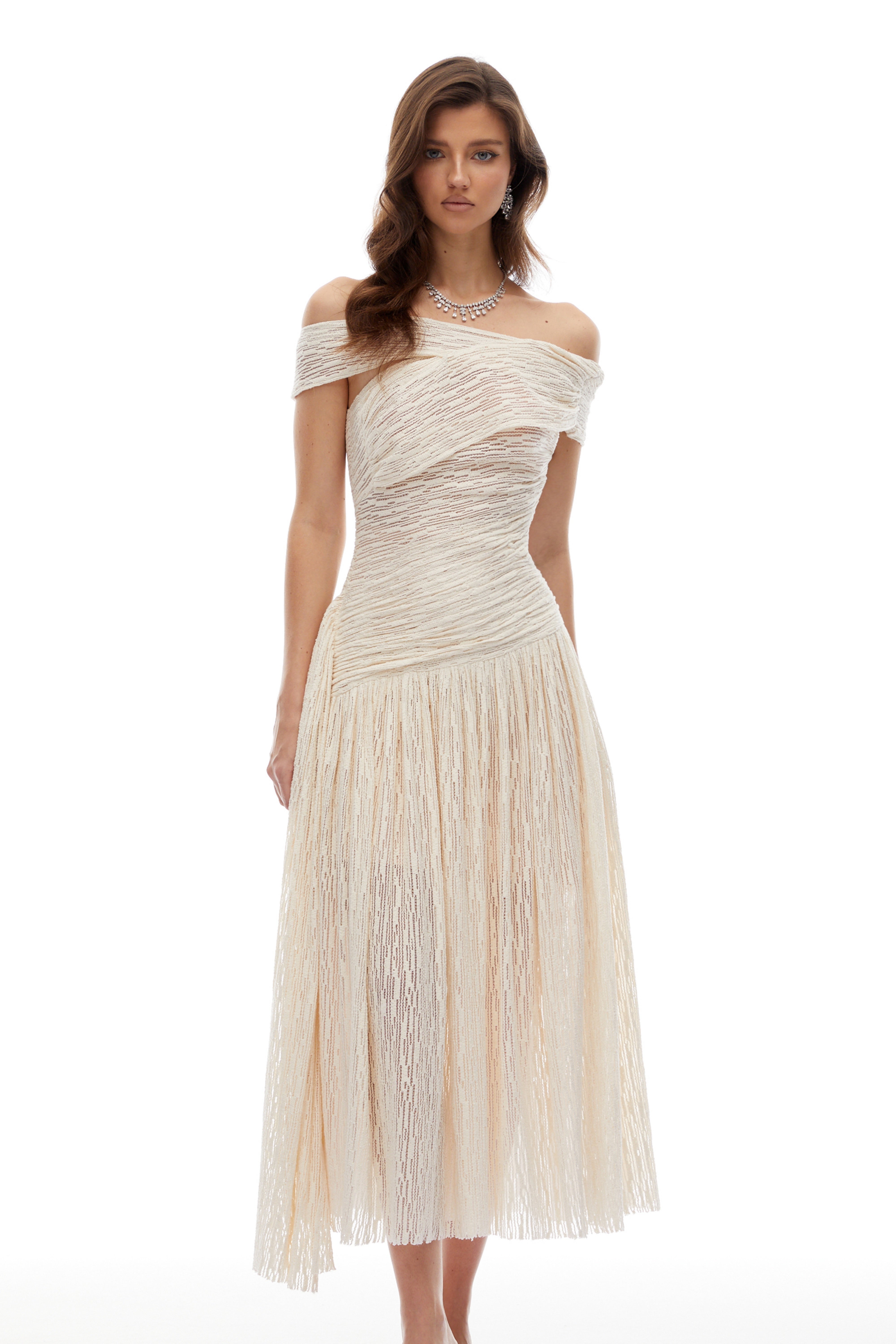 Robe mi-longue asymétrique texturée à fronces