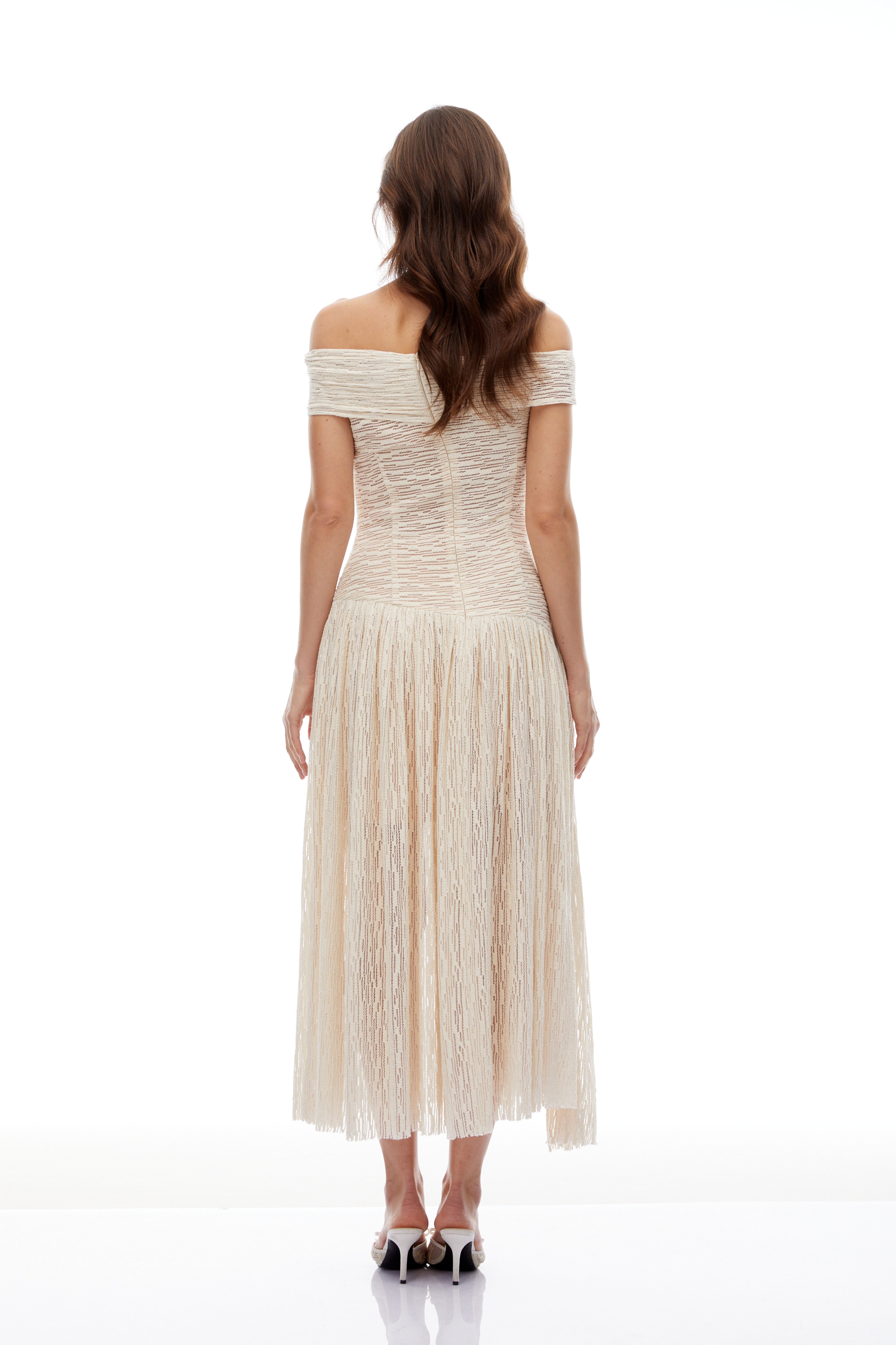 Robe mi-longue asymétrique texturée à fronces