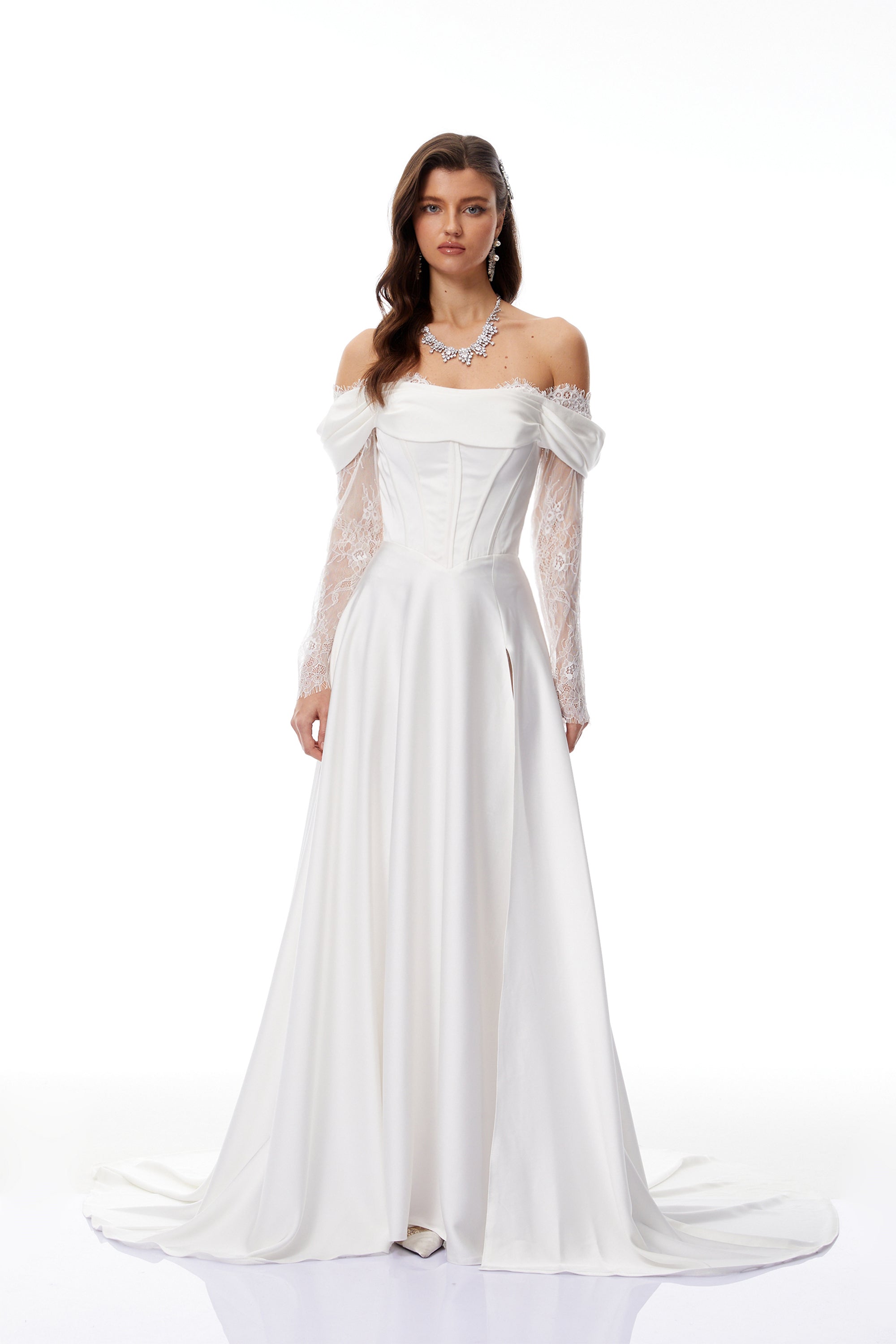 Robe blanche en dentelle à épaules dénudées