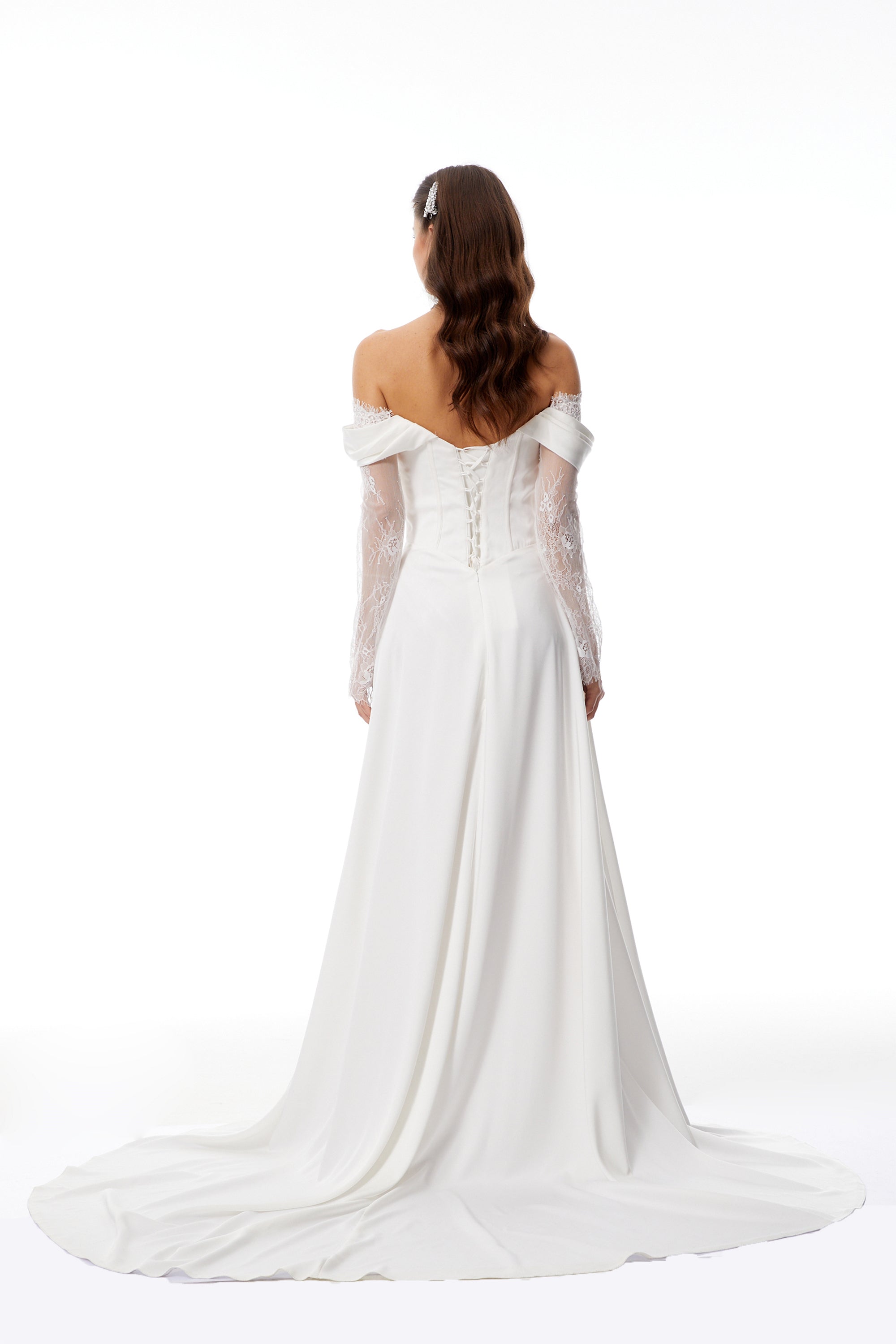 Robe blanche en dentelle à épaules dénudées