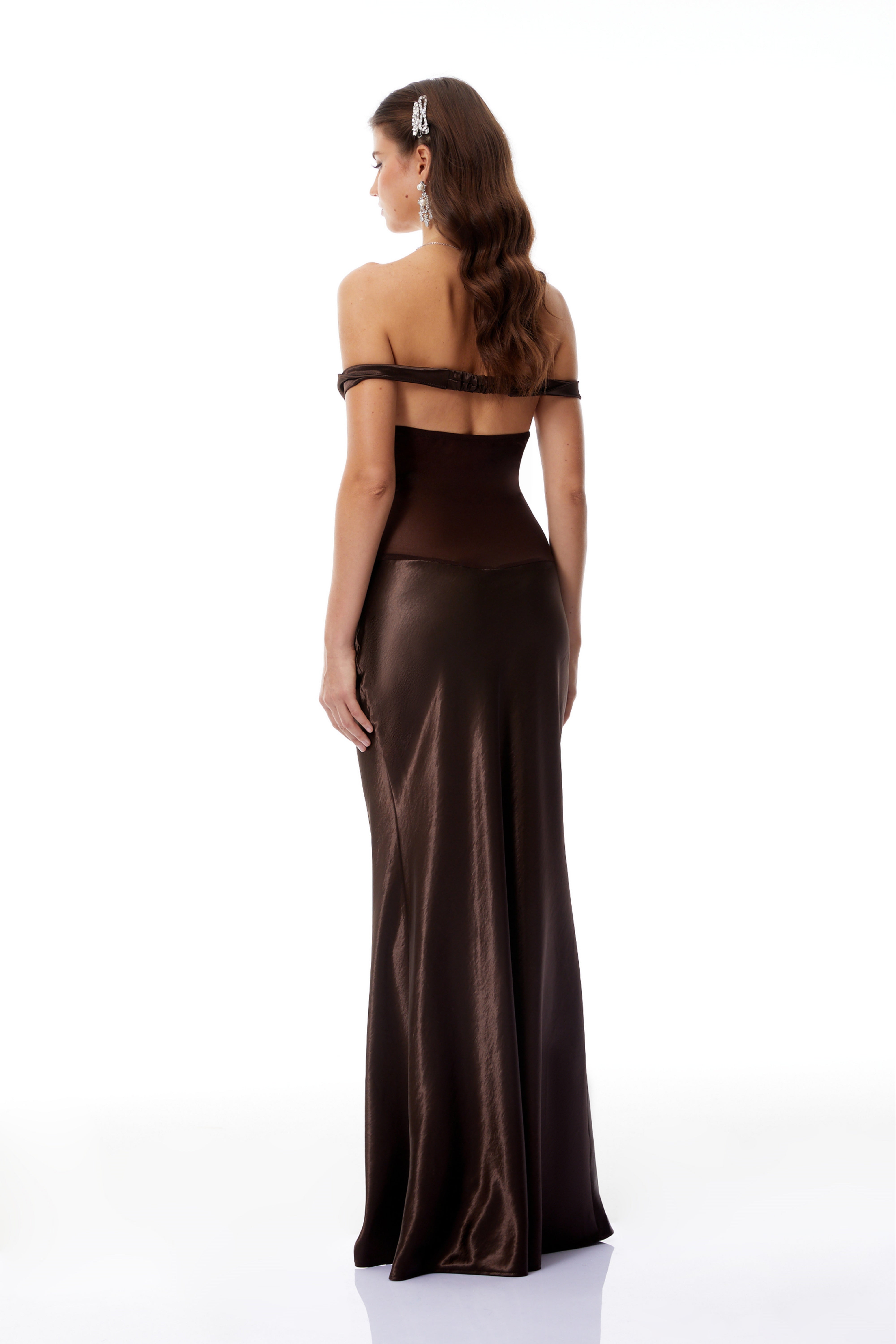Robe longue en satin à épaules dénudées Gitta Brown