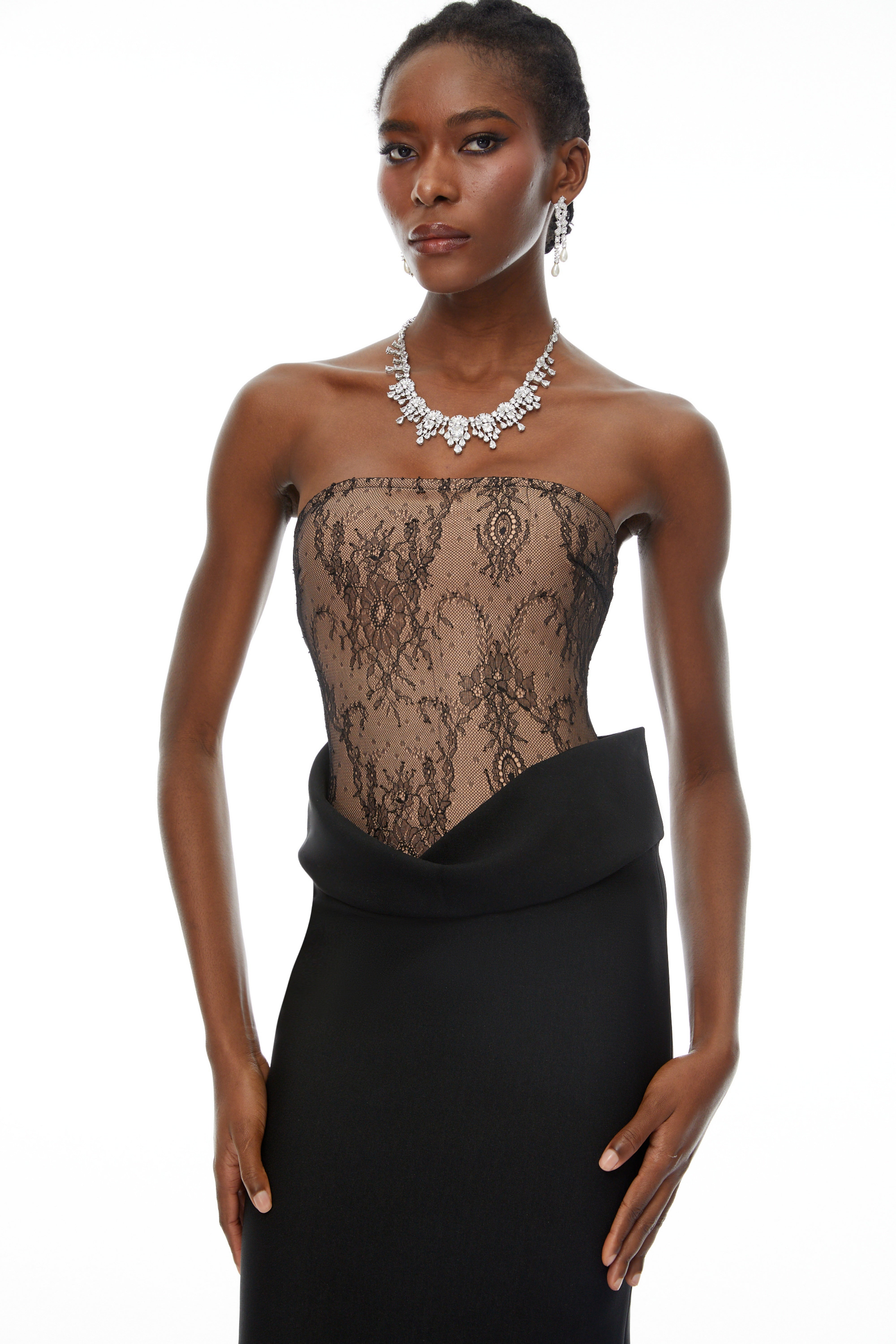 Robe longue froncée à empiècements en dentelle noire Leire