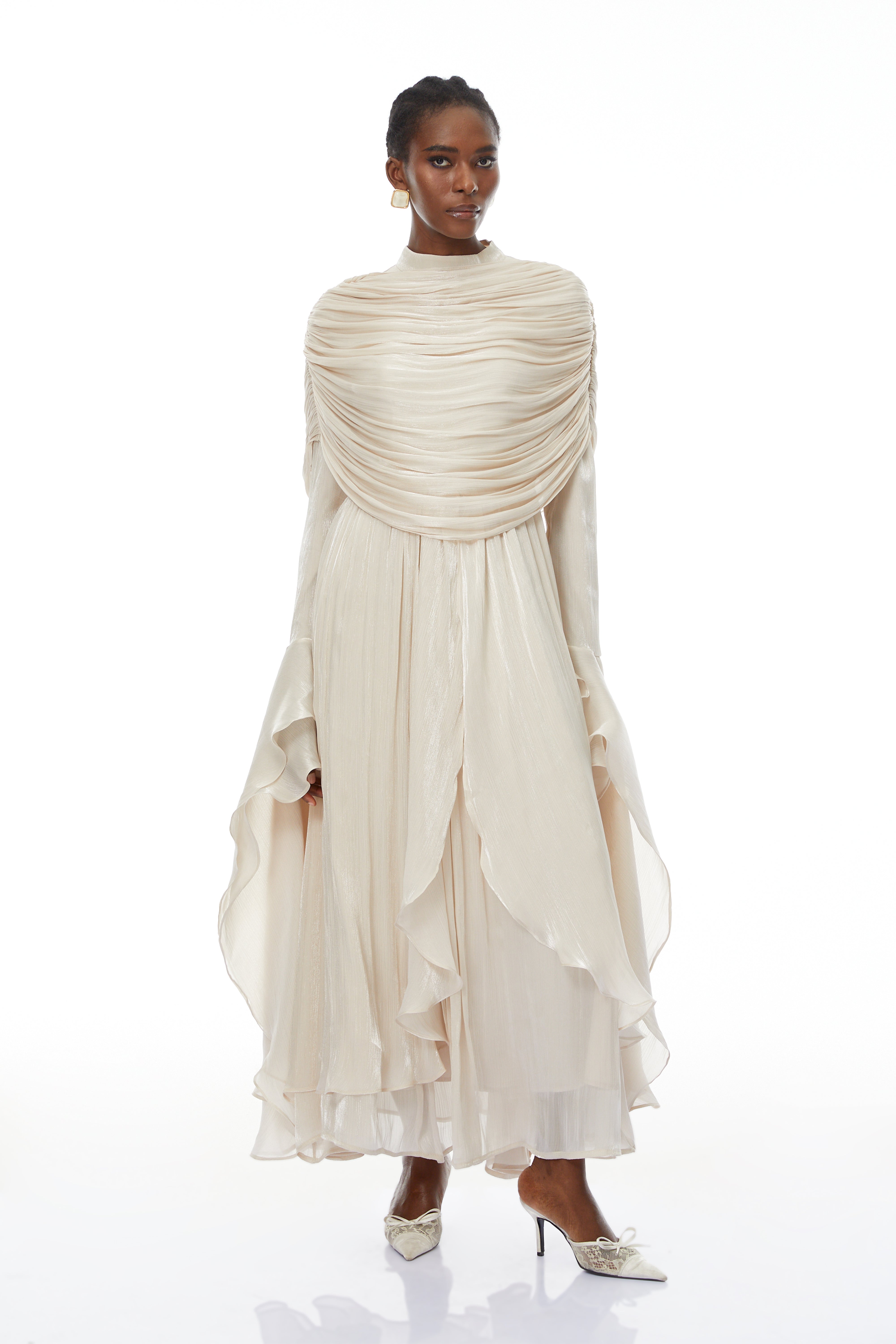 Robe longue à volants et cape froncée