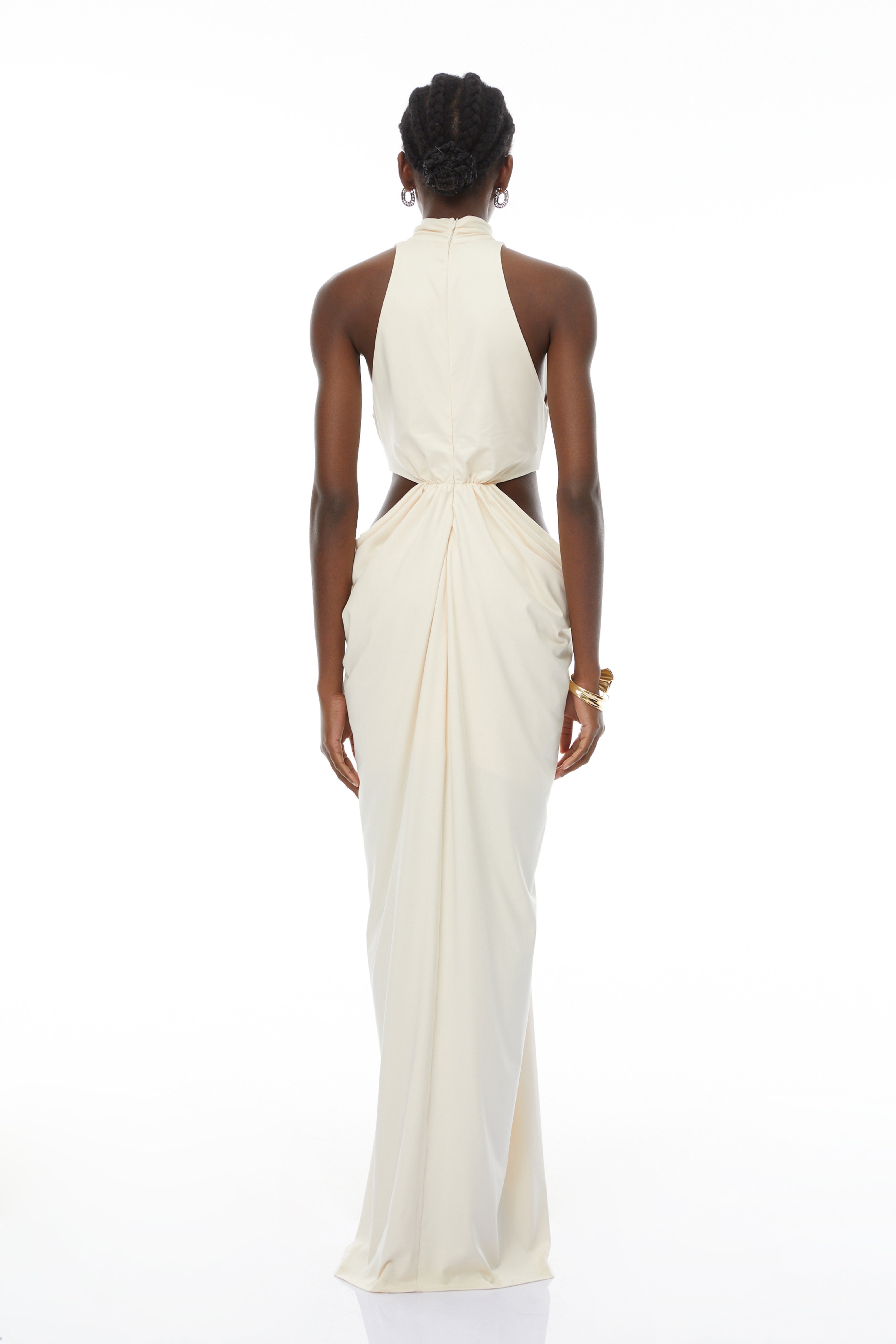 Robe longue couleur crème à dos nu, avec découpes à la taille et corsage drapé noué