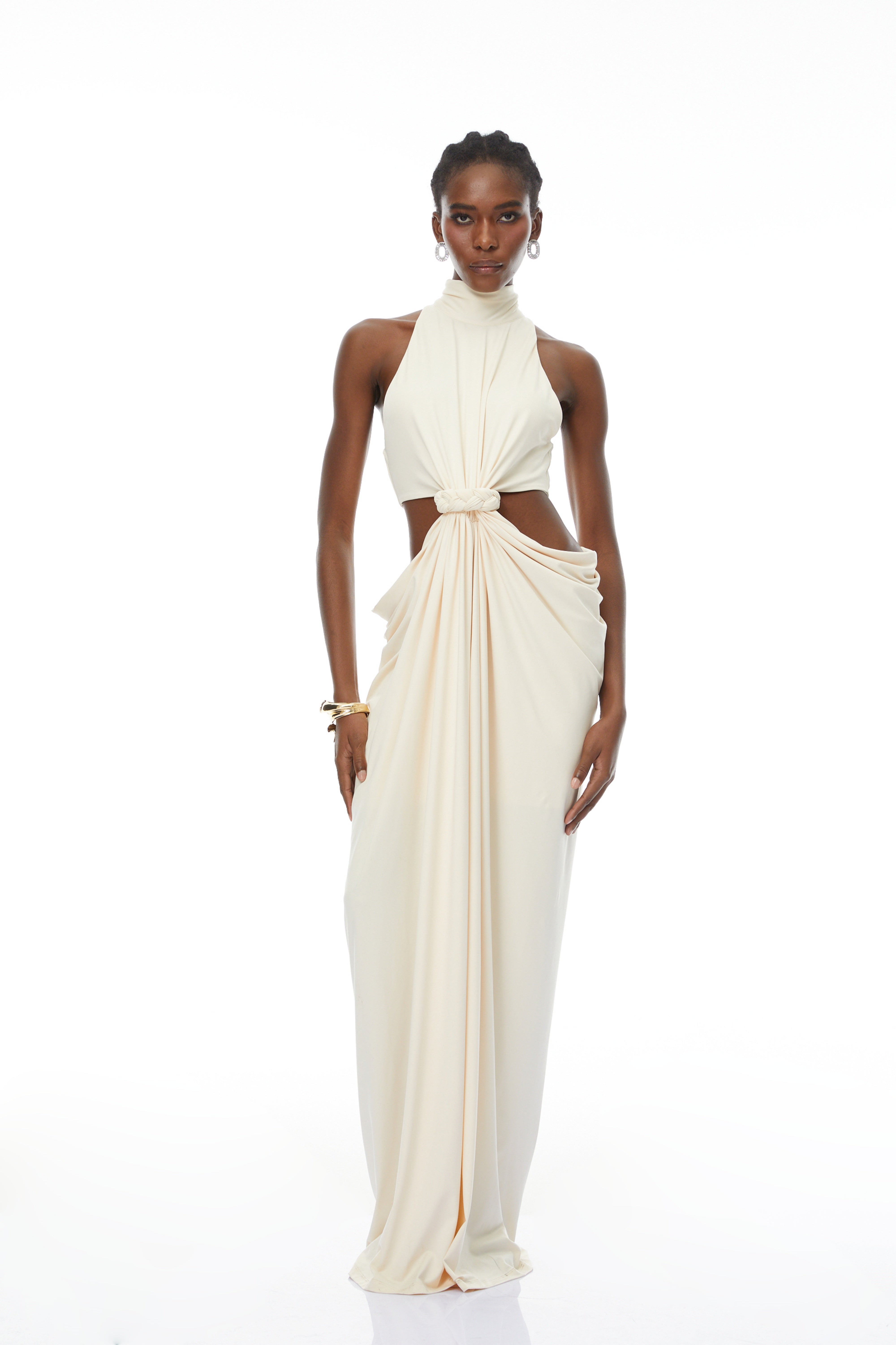 Robe longue couleur crème à dos nu, avec découpes à la taille et corsage drapé noué