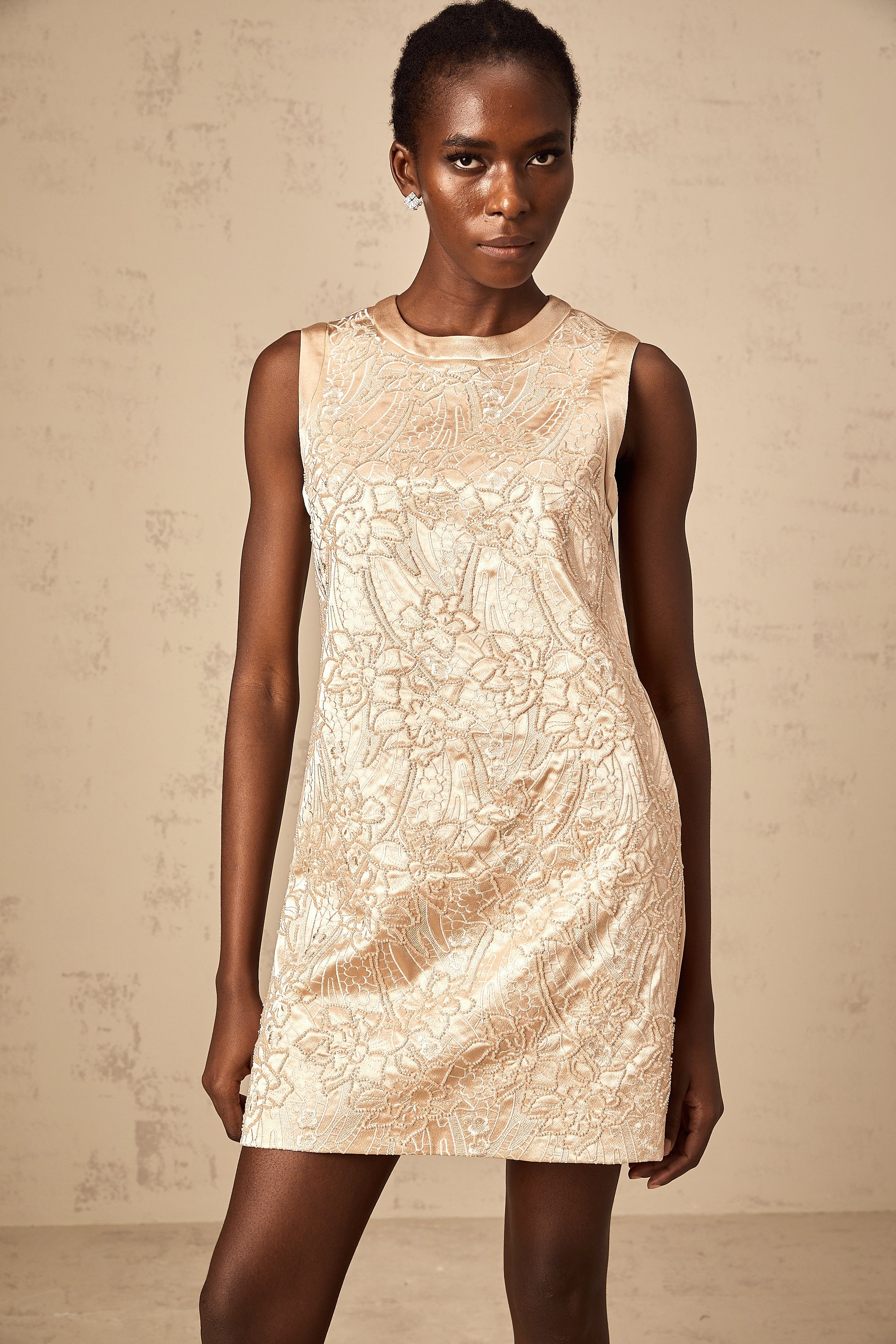 Mini-robe Isabelle brodée et ornée de perles (Vente définitive)