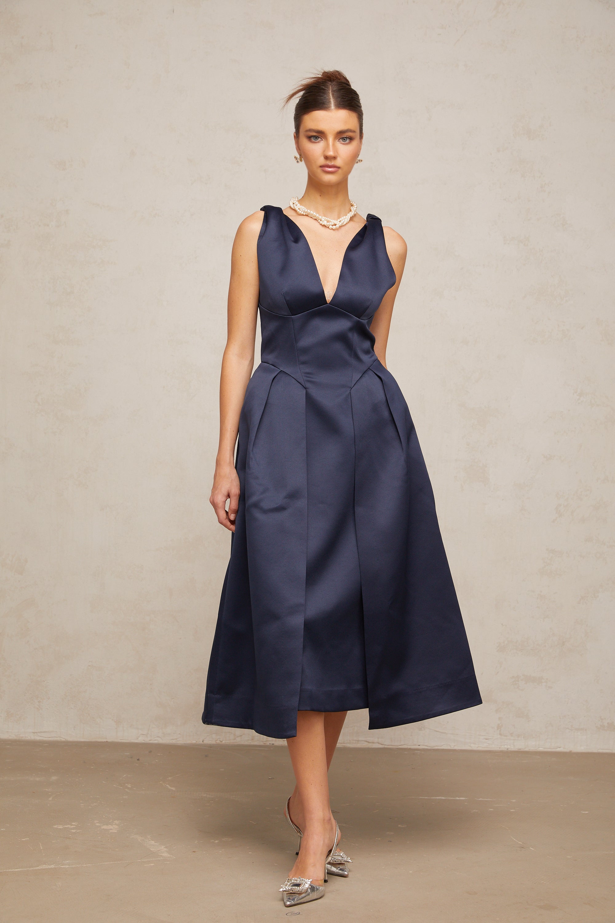 Robe mi-longue en satin bleu à nœuds « Chantale » (Vente définitive)