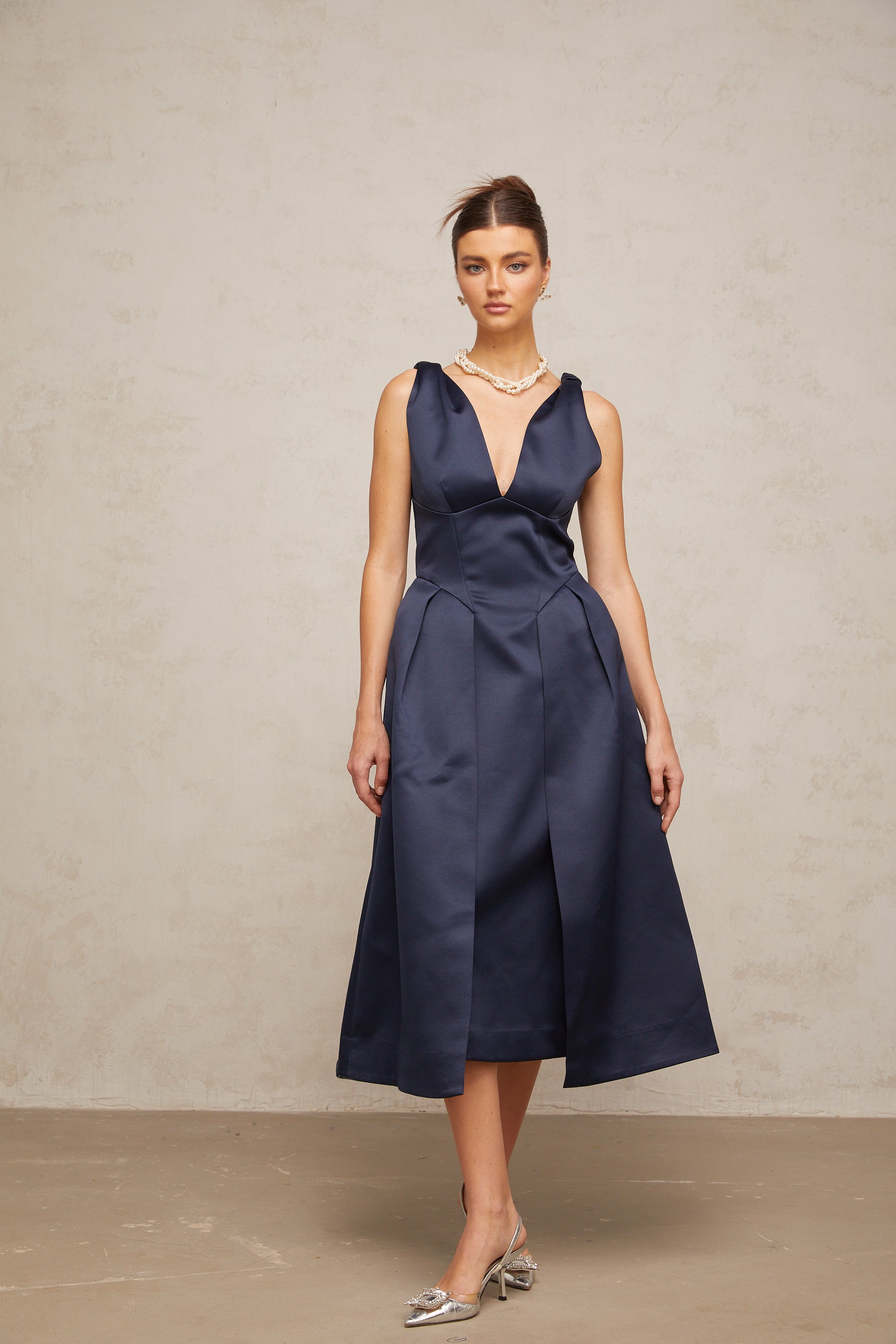Robe mi-longue en satin bleu à nœuds « Chantale » (Vente définitive)