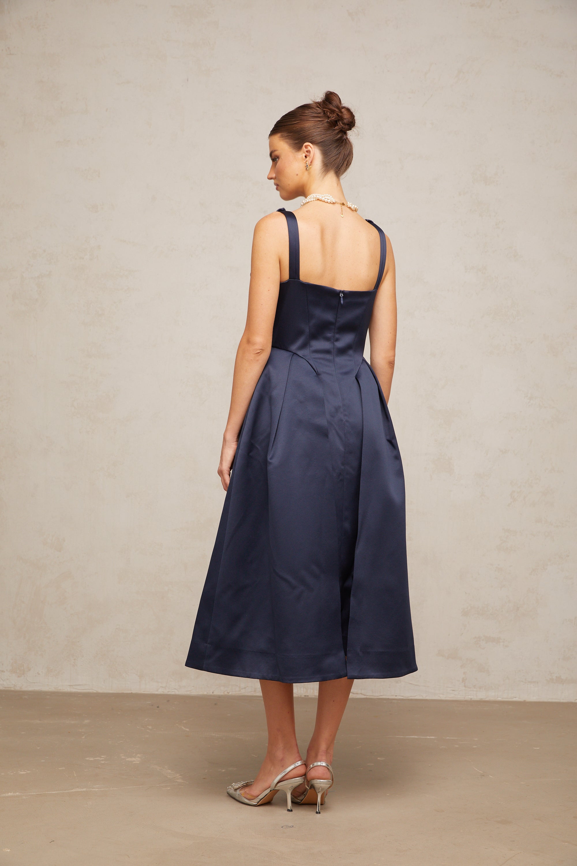 Robe mi-longue en satin bleu à nœuds « Chantale » (Vente définitive)