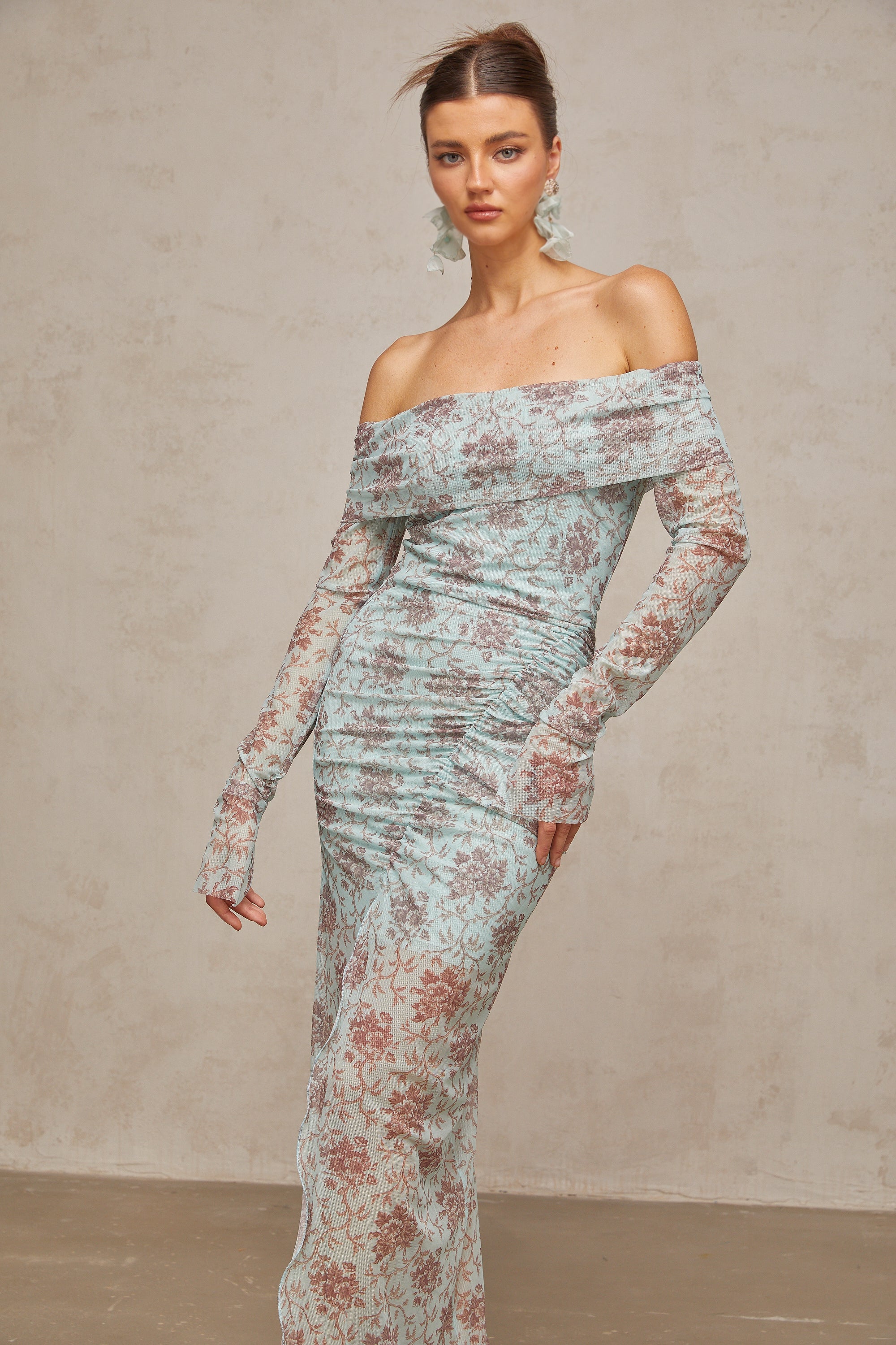 Robe longue froncée à imprimé floral bleu Honorine (Vente définitive - États-Unis uniquement)