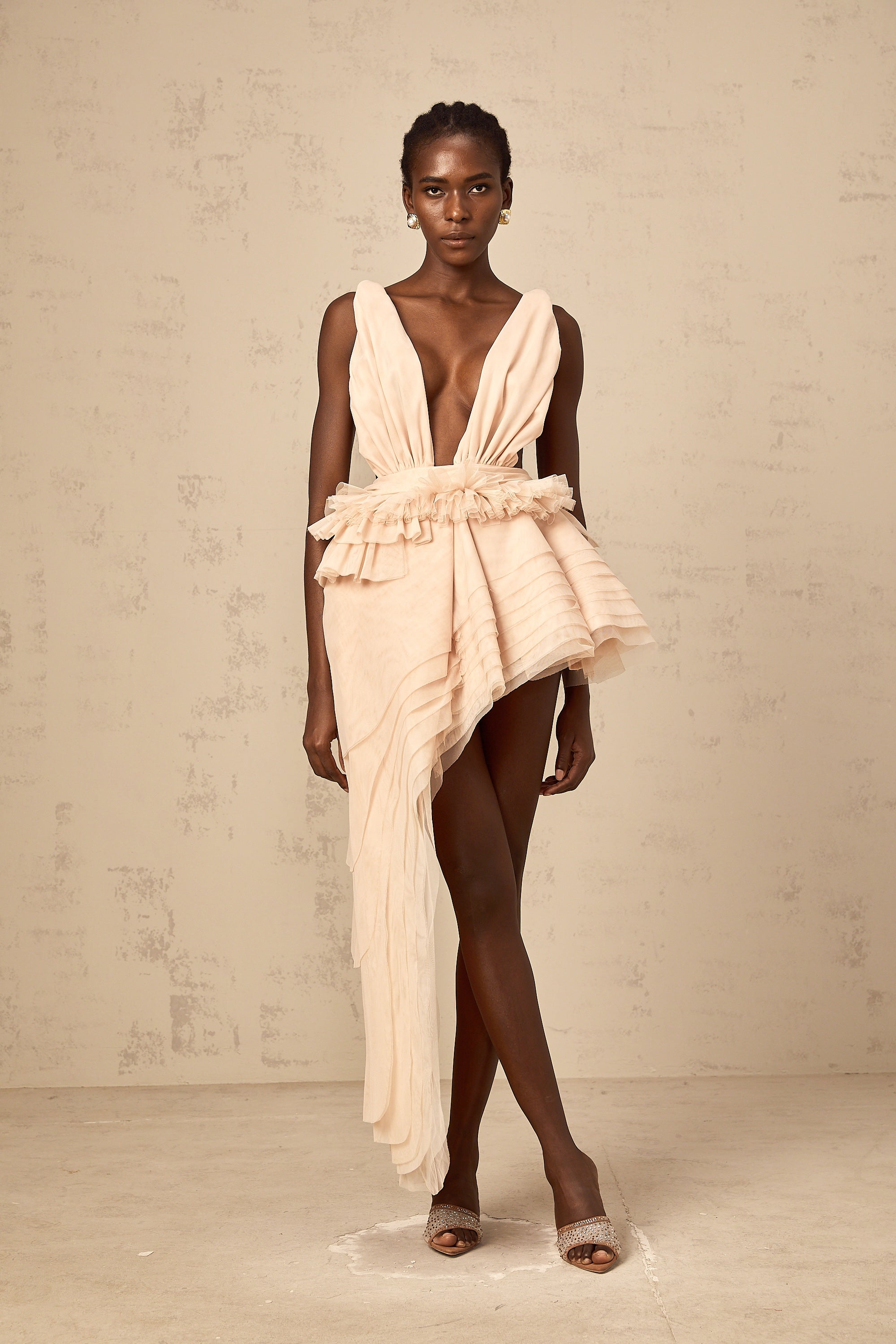 Mini-robe asymétrique à motif ruban Isoline, couleur neutre (Vente définitive - États-Unis uniquement)