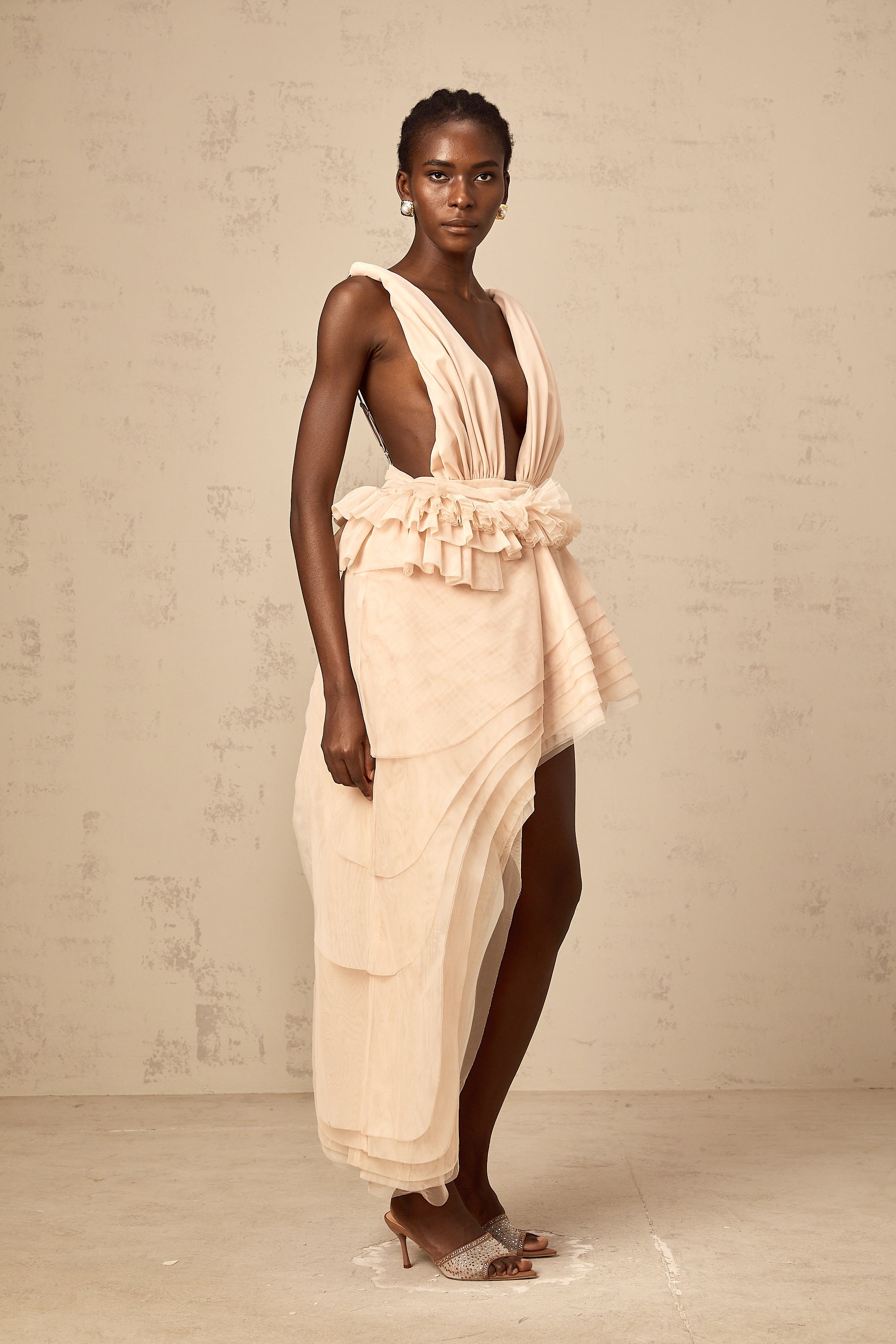 Mini-robe asymétrique à motif ruban Isoline, couleur neutre (Vente définitive)