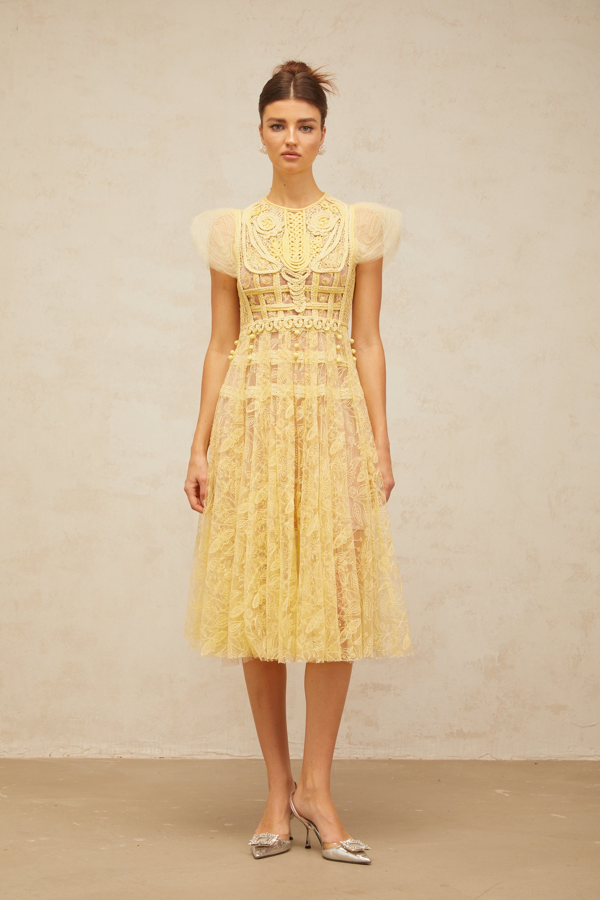 Robe mi-longue plissée en dentelle brodée jaune Véronique (Vente définitive - États-Unis uniquement)