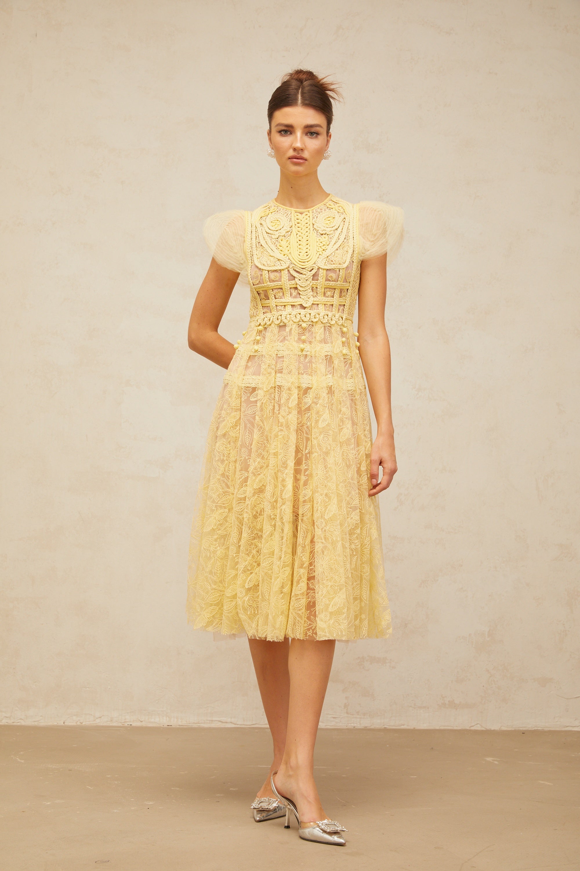 Robe mi-longue plissée en dentelle brodée jaune Véronique (Vente définitive - États-Unis uniquement)