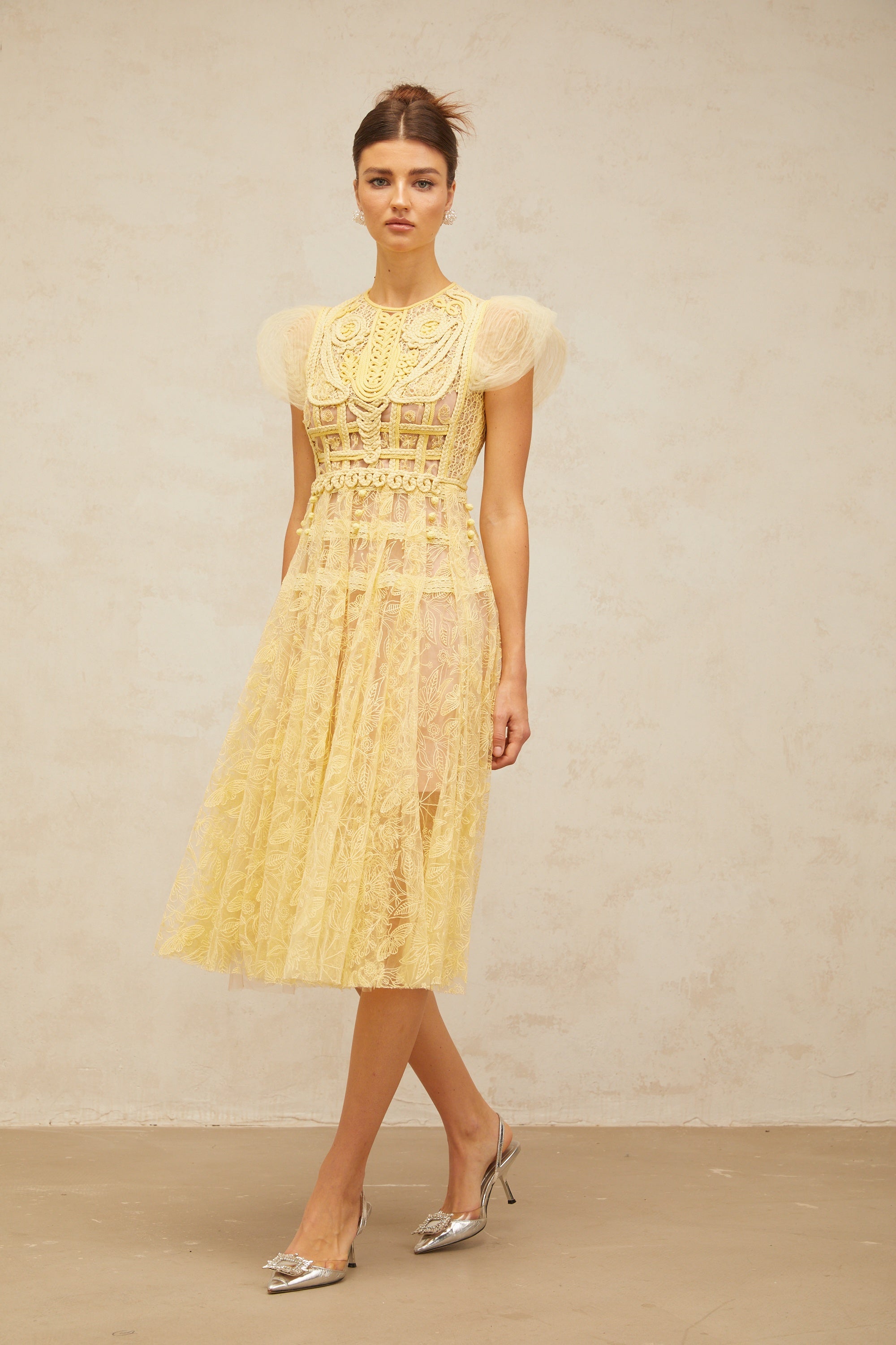 Robe mi-longue plissée en dentelle brodée jaune Véronique (Vente définitive - États-Unis uniquement)