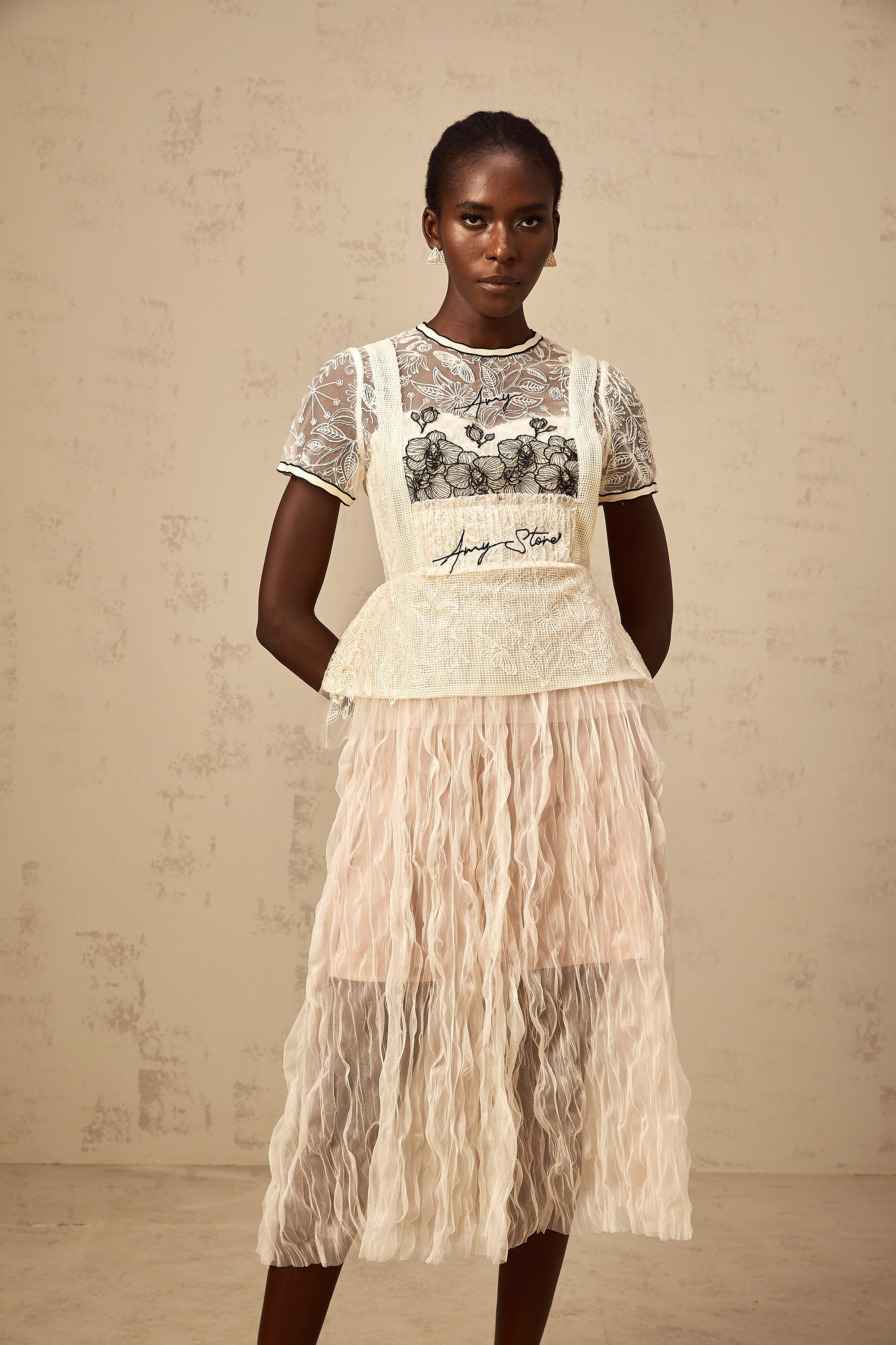 فستان ميدي من التول المطرز باللون البيج من ماركة Sandrine (تخفيضات نهائية)