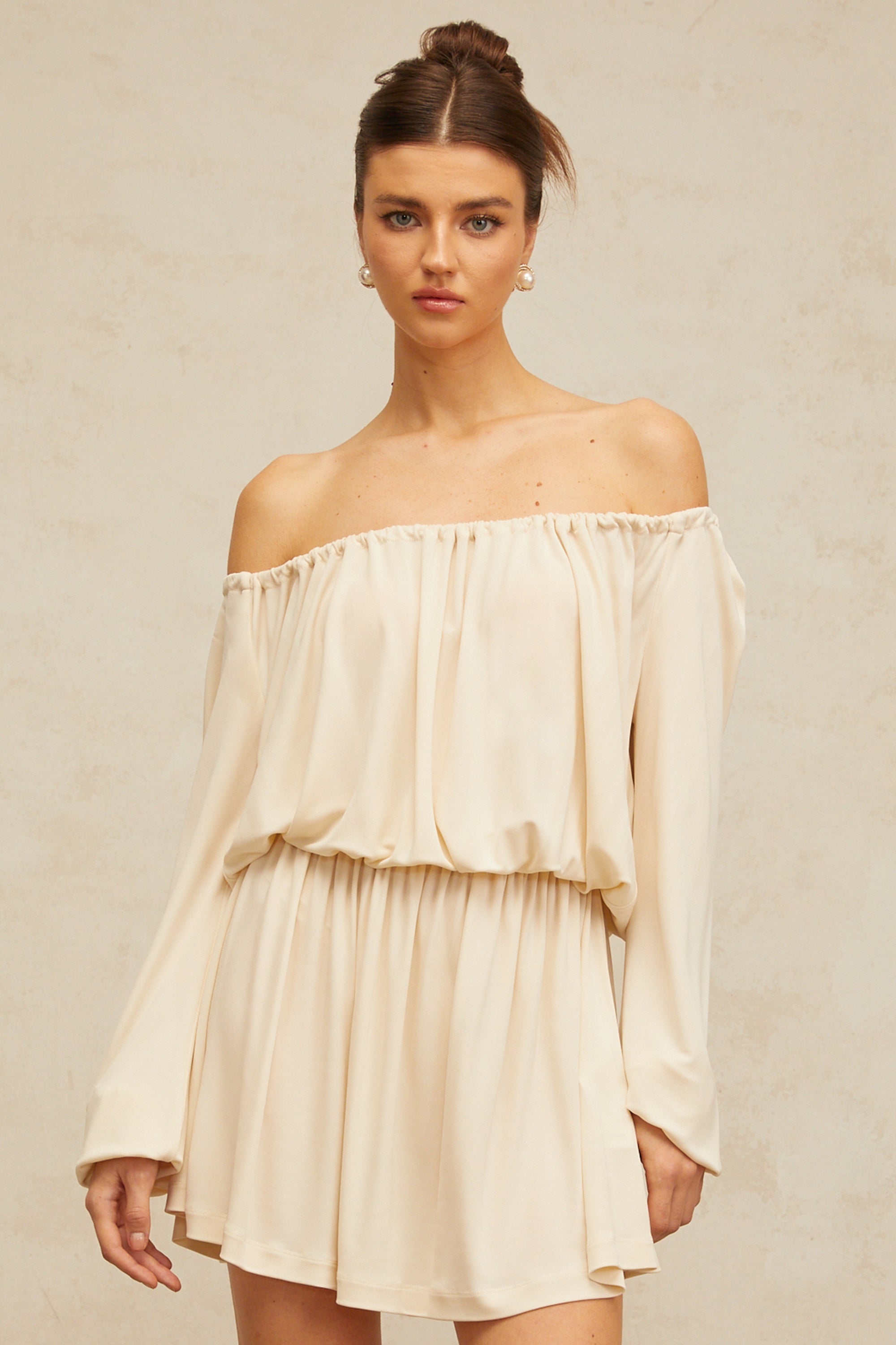 Mini-robe Emma aux tons neutres et à la coupe structurée (Vente définitive - États-Unis uniquement)