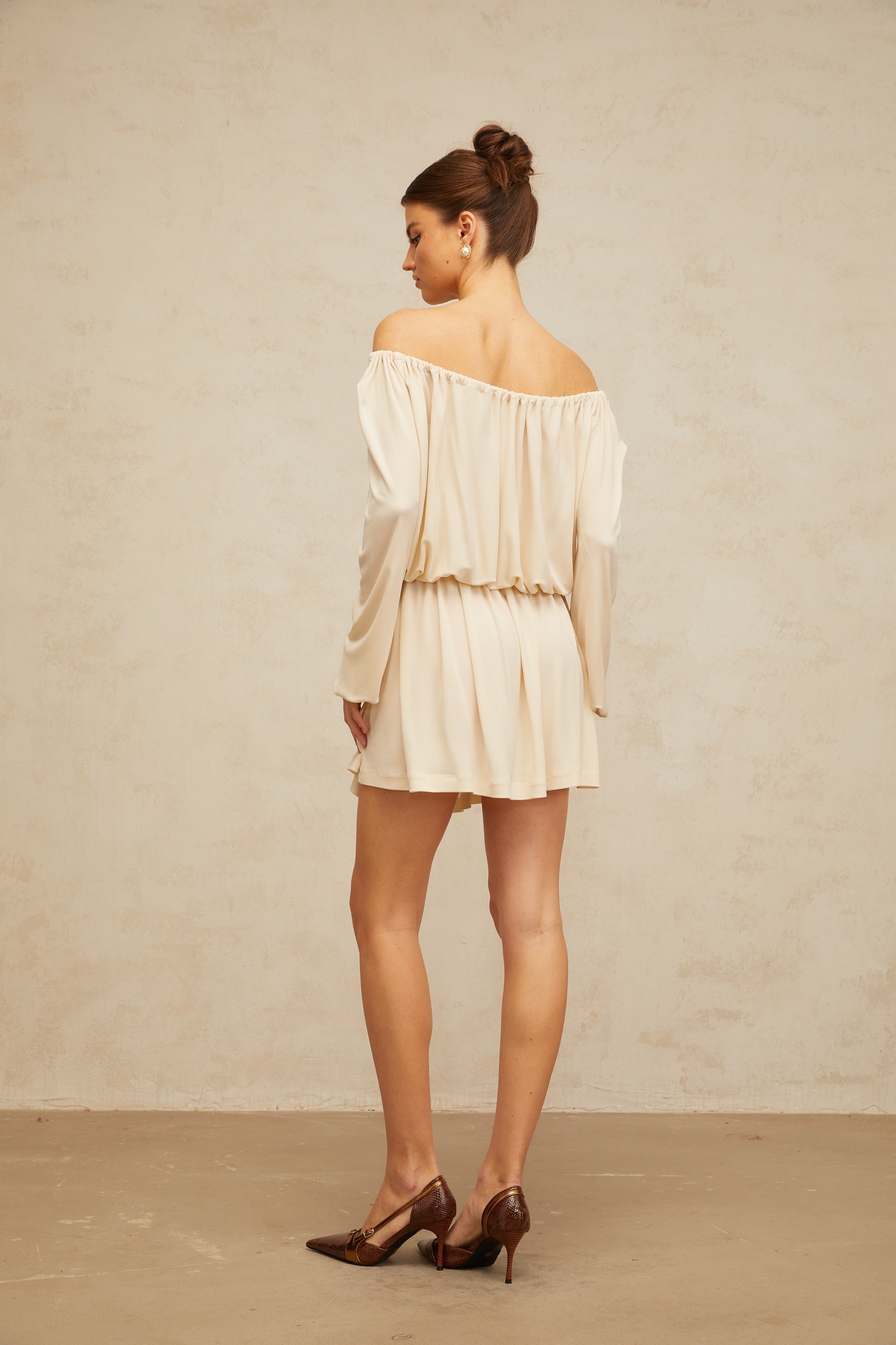 Mini-robe Emma aux tons neutres et à la coupe structurée (Vente définitive - États-Unis uniquement)