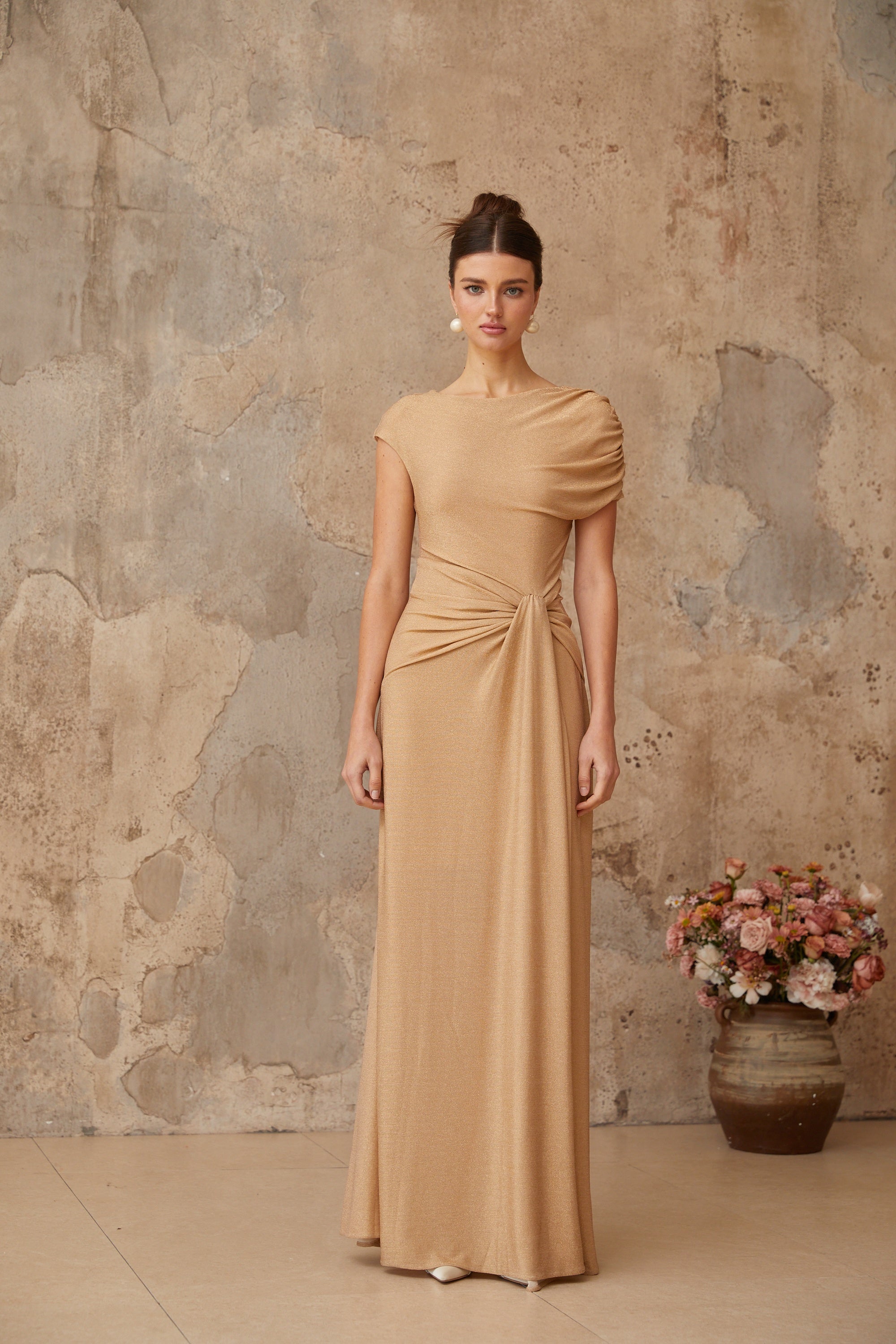 فستان طويل غير متماثل بثنيات من Rosalie Gold (بيع نهائي - الولايات المتحدة فقط)