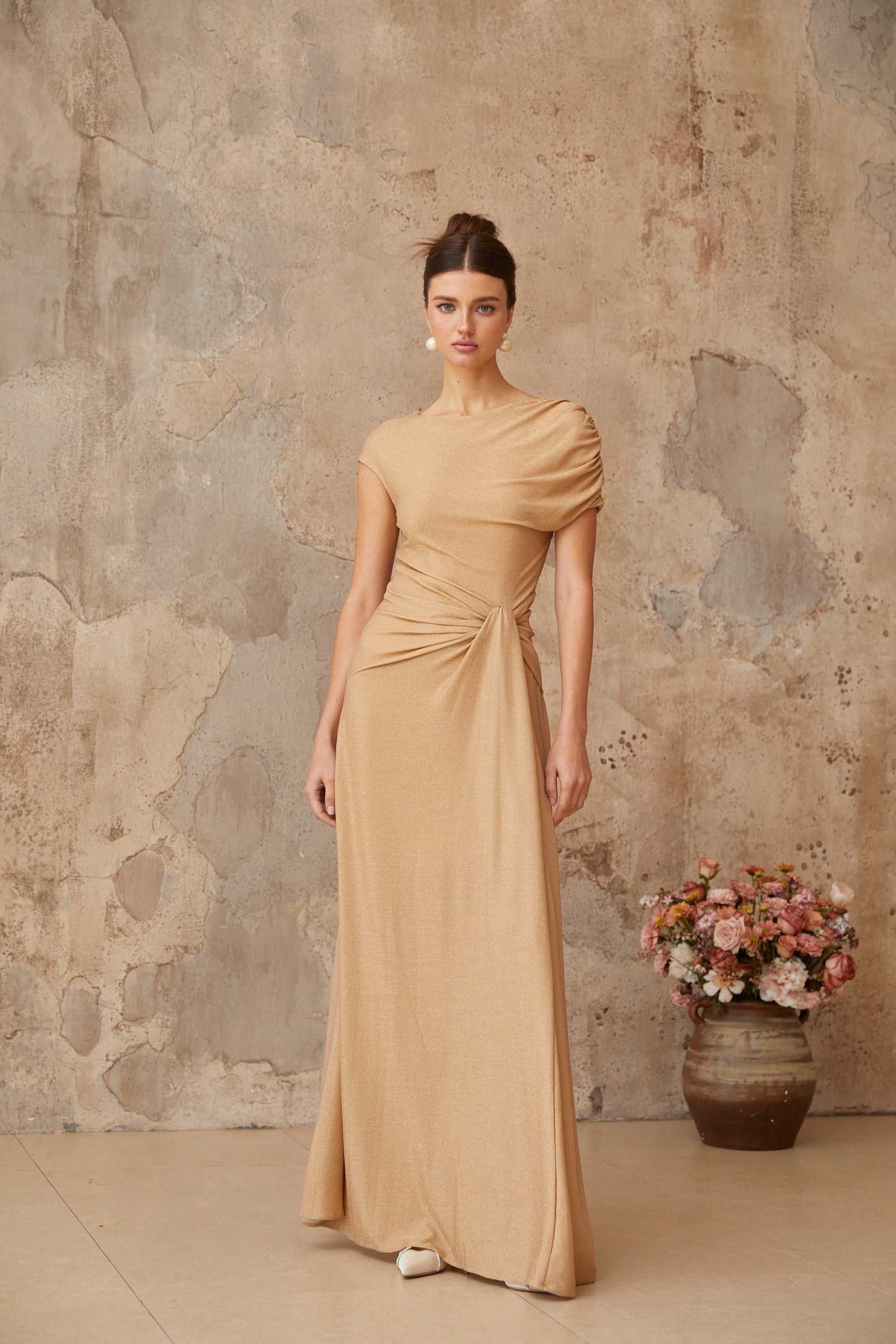 فستان طويل غير متماثل بثنيات من Rosalie Gold (بيع نهائي - الولايات المتحدة فقط)