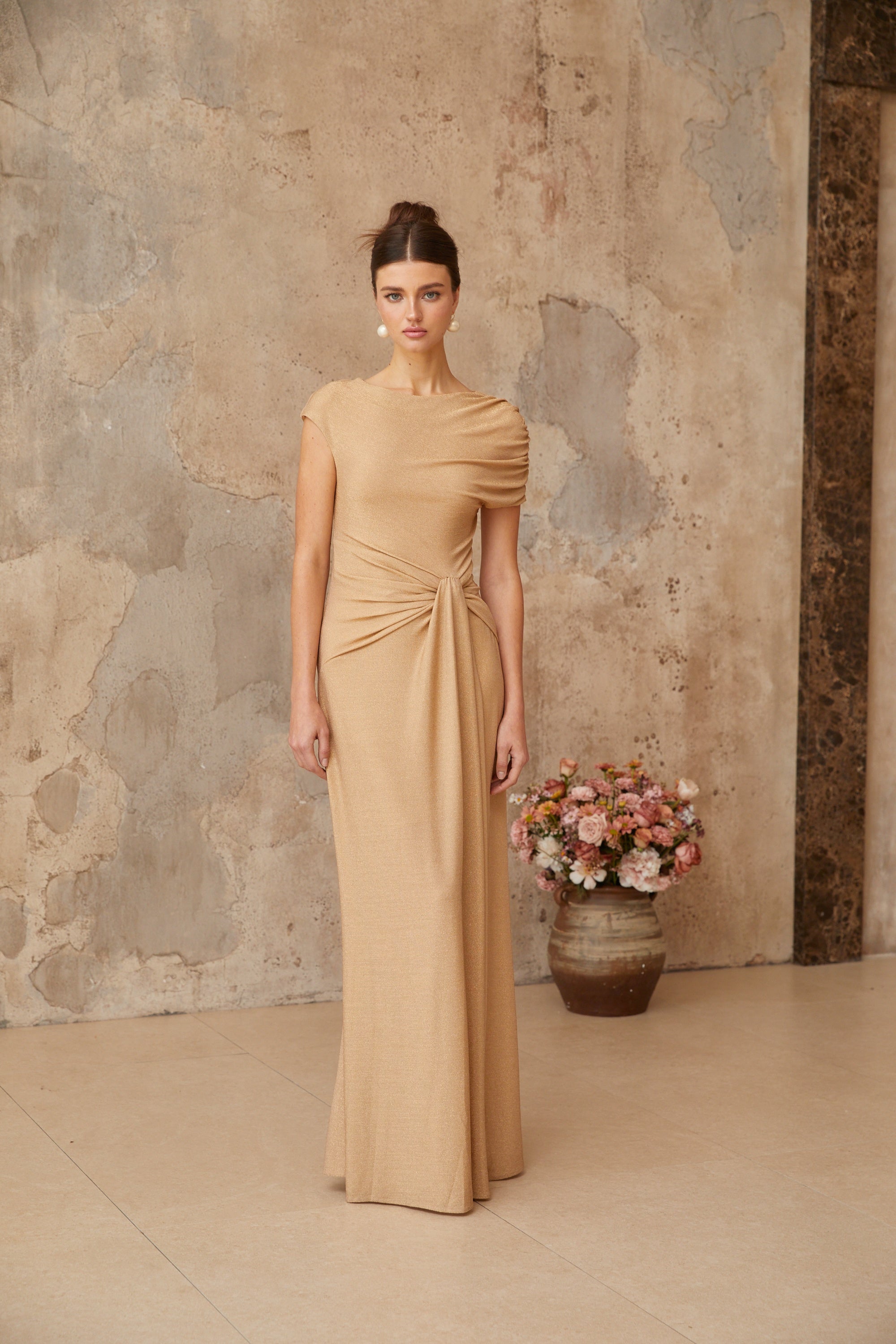 فستان طويل غير متماثل بثنيات من Rosalie Gold (بيع نهائي - الولايات المتحدة فقط)