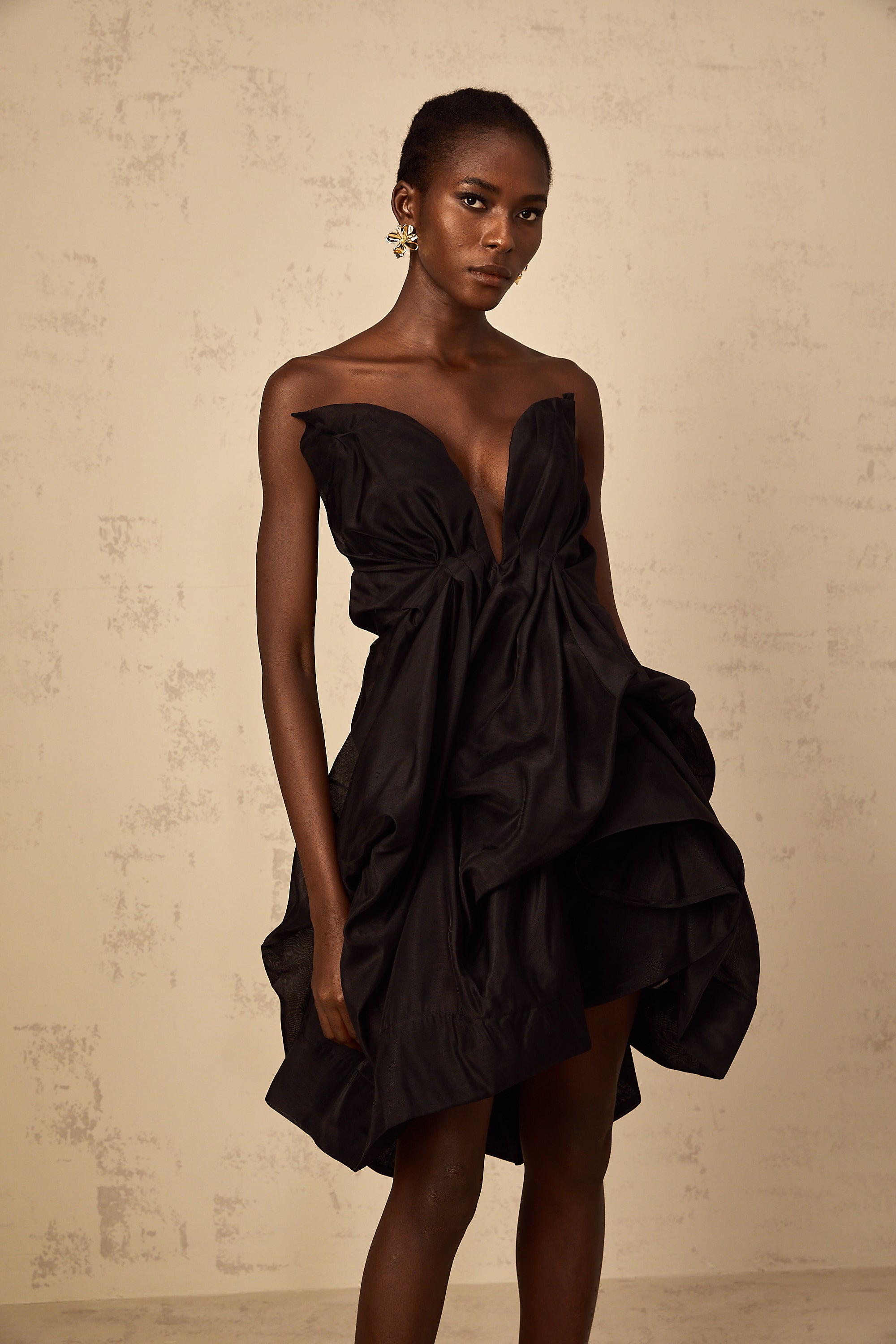 Mini-robe de cocktail plissée asymétrique Elida (Vente définitive - États-Unis uniquement)