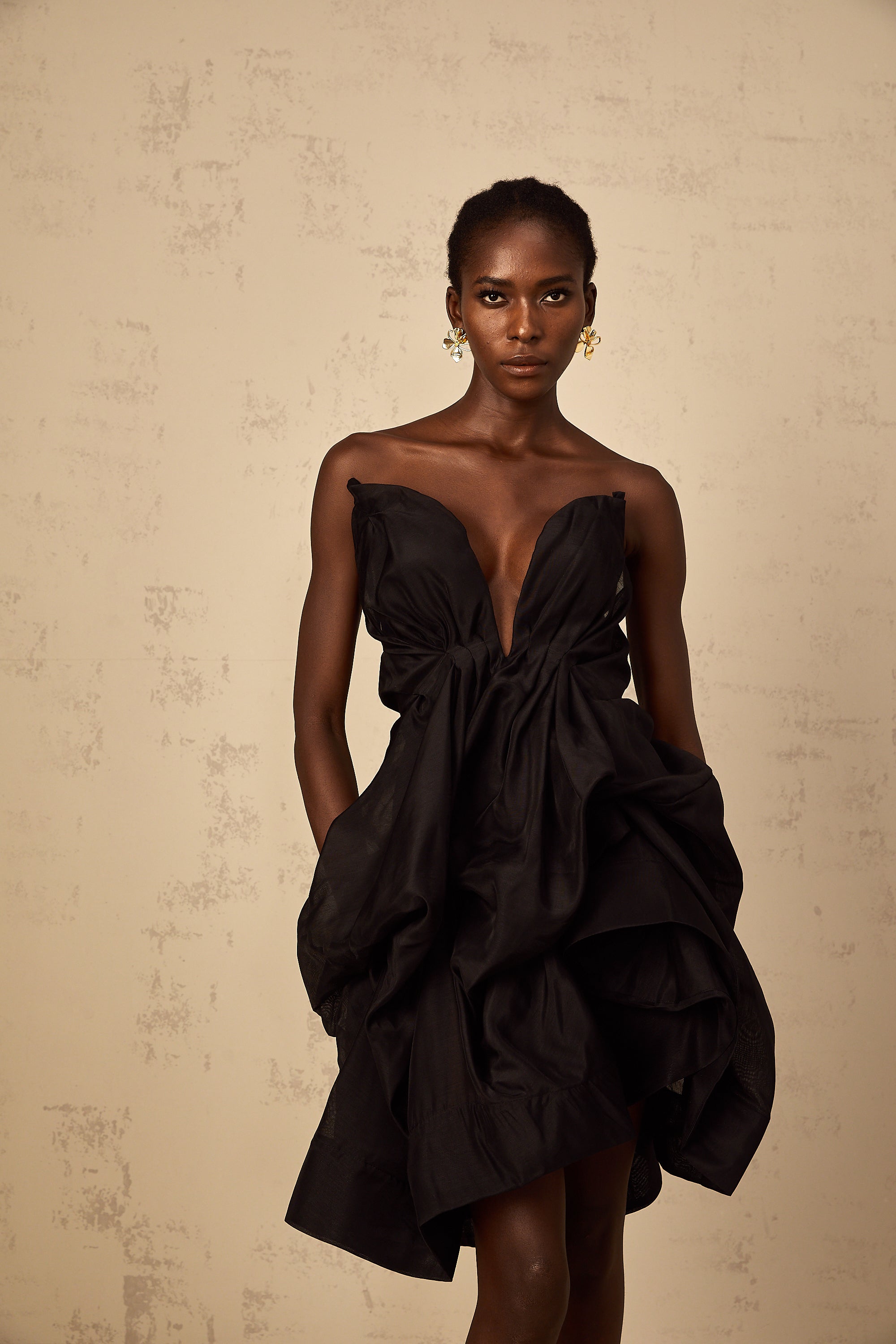 Mini-robe de cocktail plissée asymétrique Elida (Vente définitive - États-Unis uniquement)