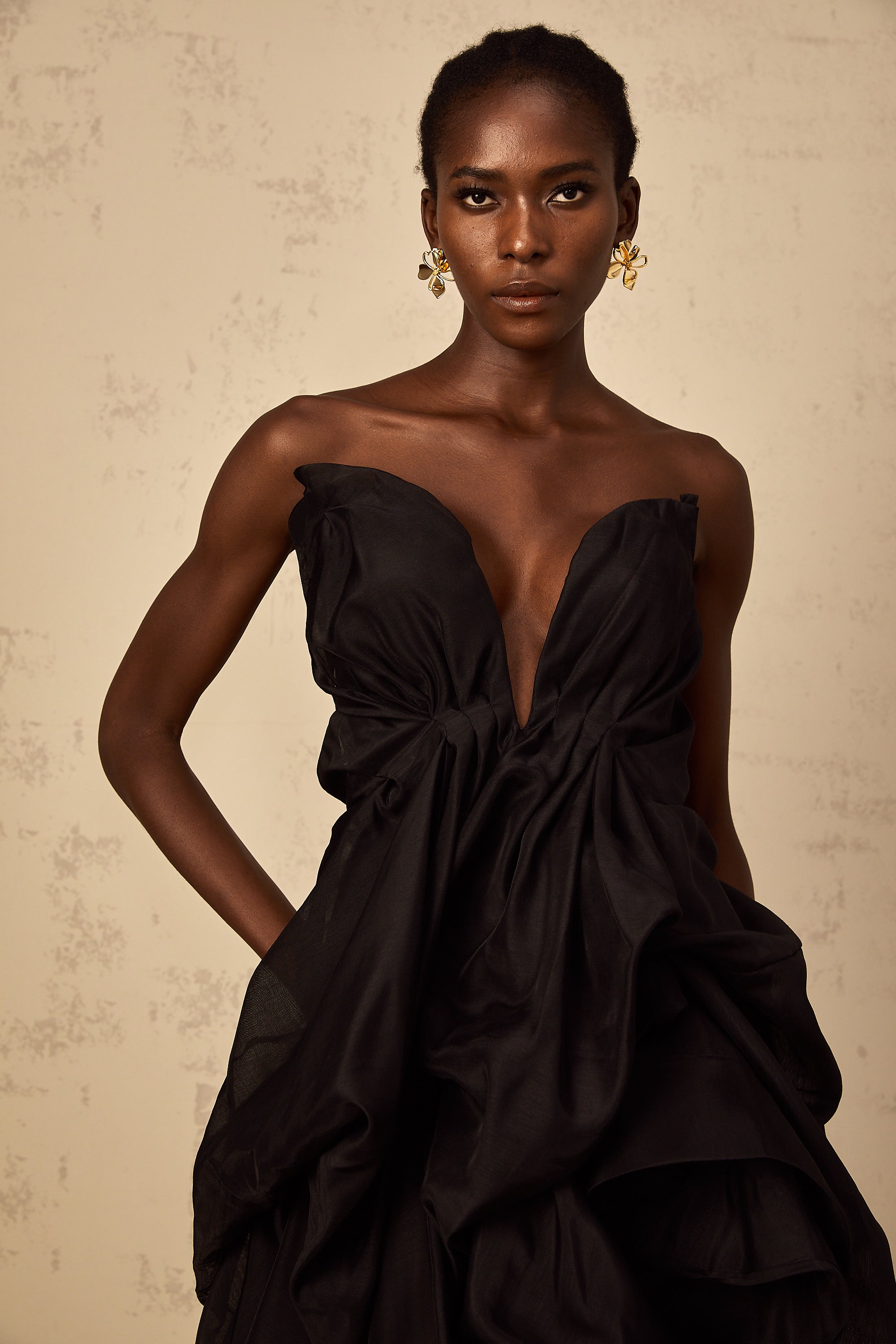 Mini-robe de cocktail plissée asymétrique Elida (Vente définitive - États-Unis uniquement)