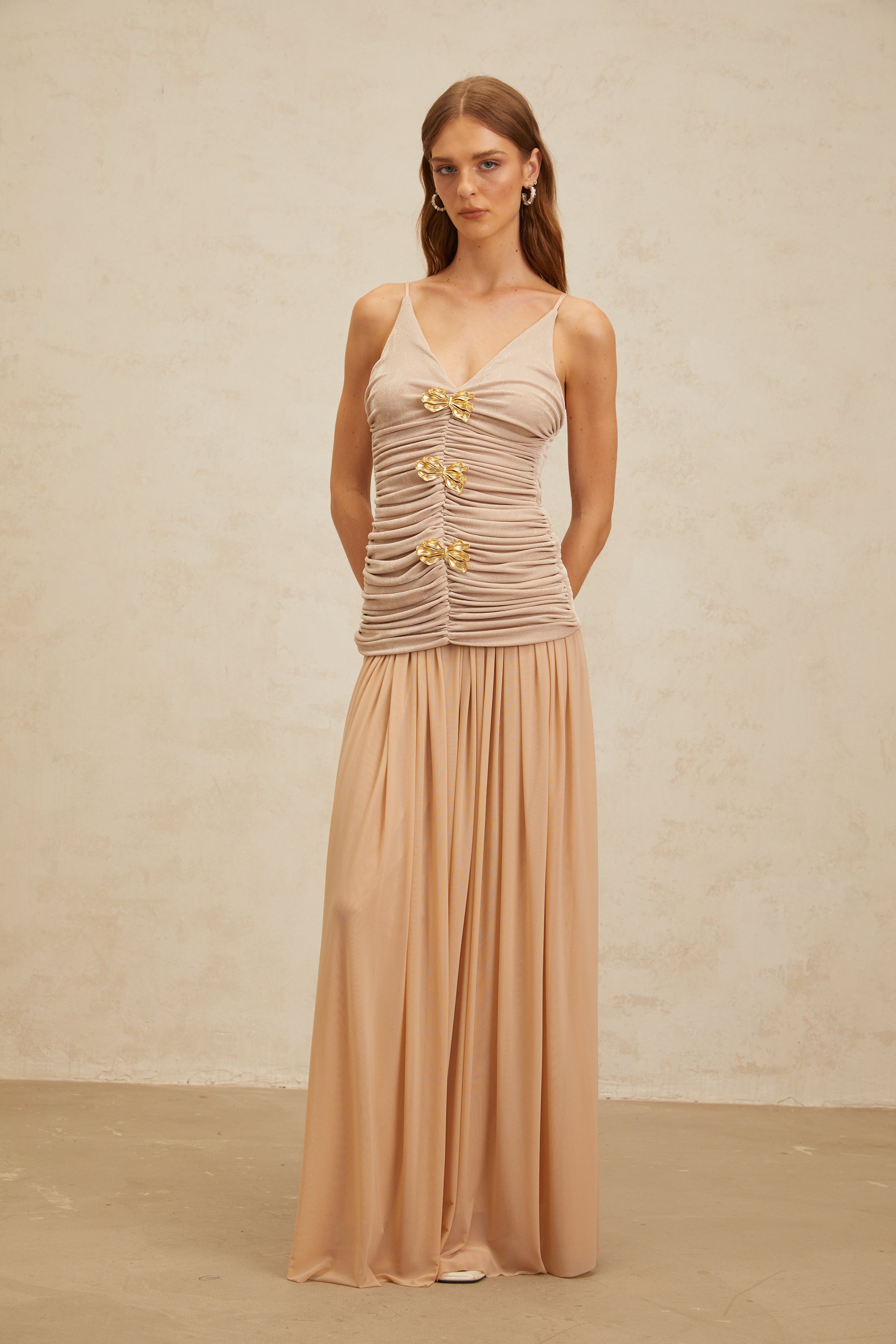 Ensemble haut et jupe avec broche « Neutral Chic » de Léonie (Vente définitive – États-Unis uniquement)