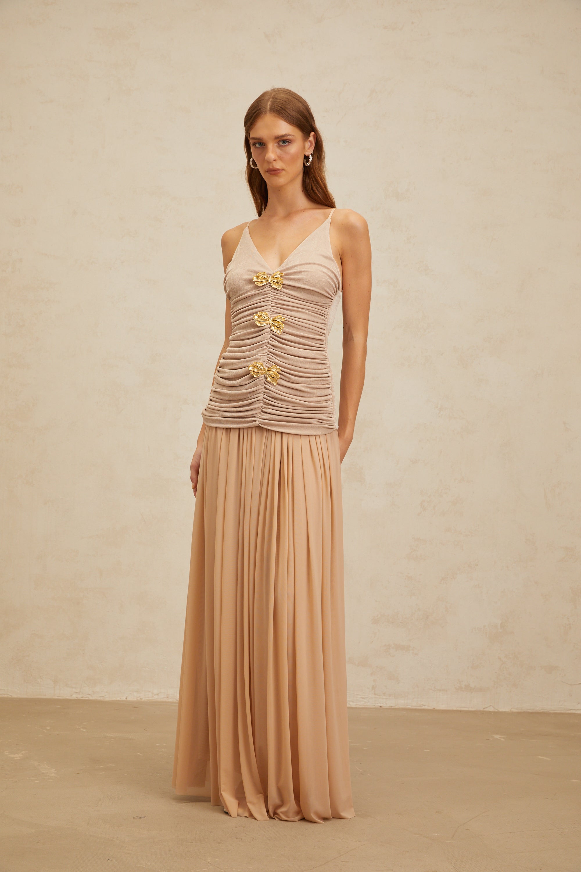 Ensemble haut et jupe avec broche « Neutral Chic » de Léonie (Vente définitive – États-Unis uniquement)