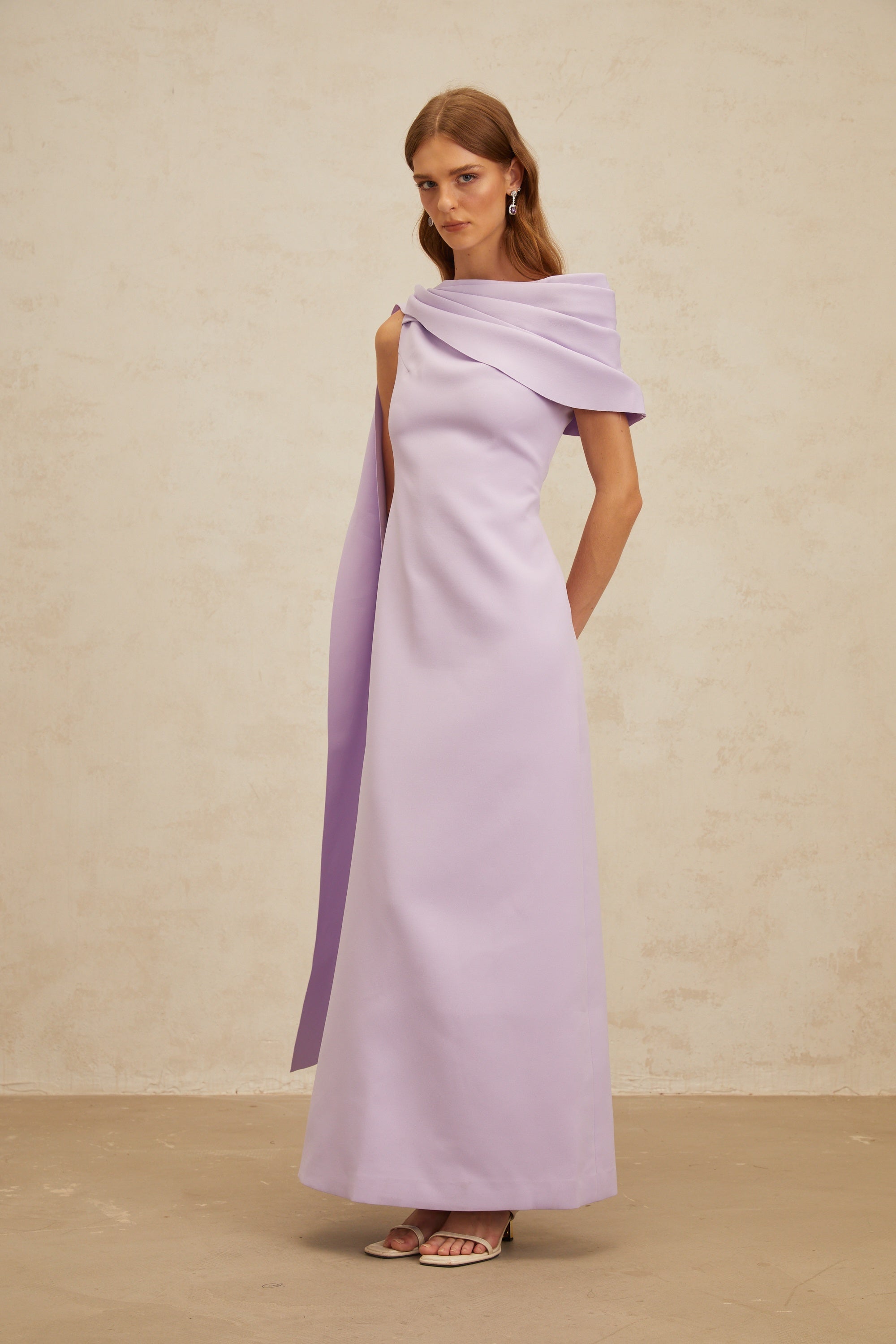 Robe longue à rubans Annabelle, modèle Cape, couleur violet (Vente définitive - États-Unis uniquement)