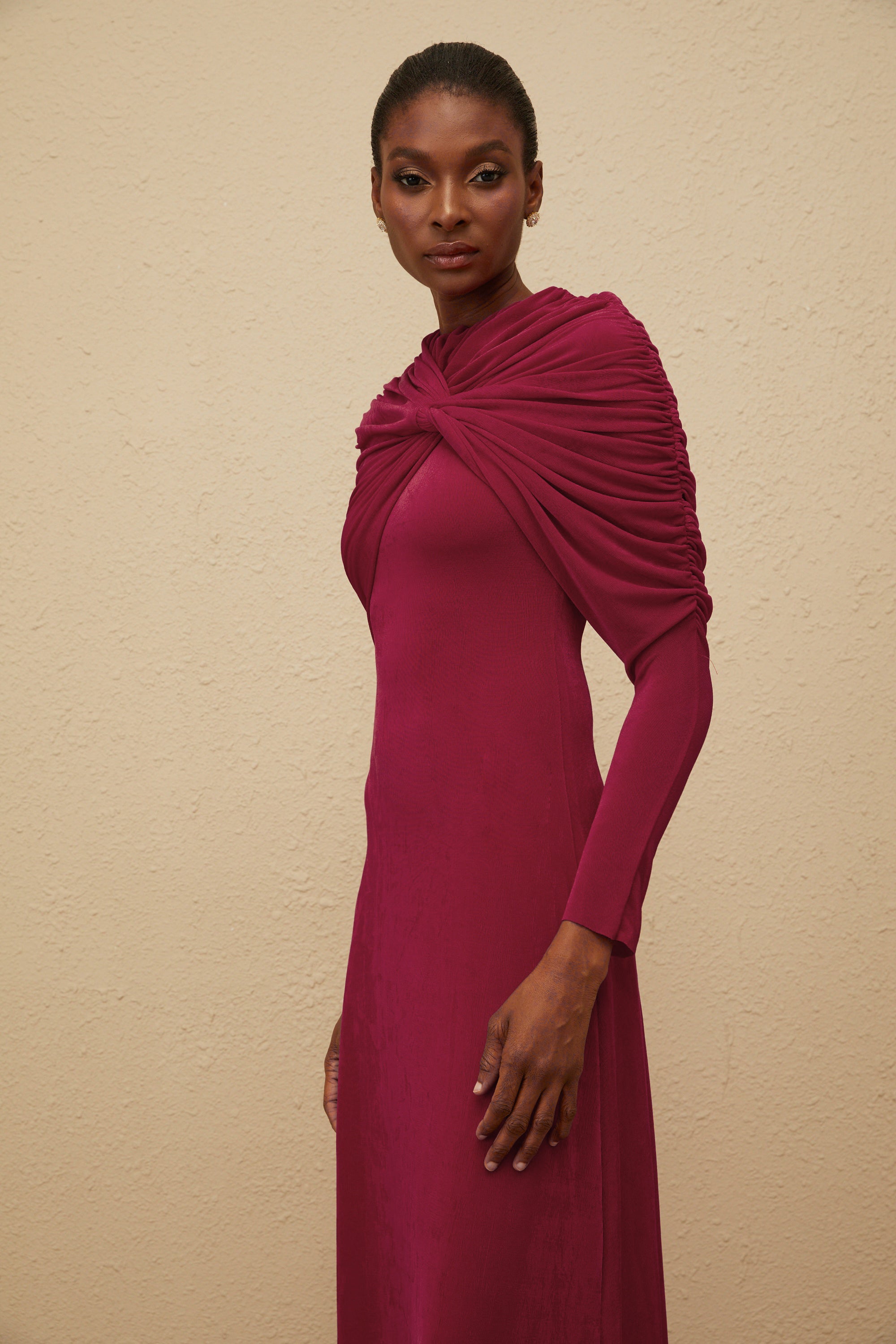 Moderne Red Cape-Design Ruched Maxi Dress