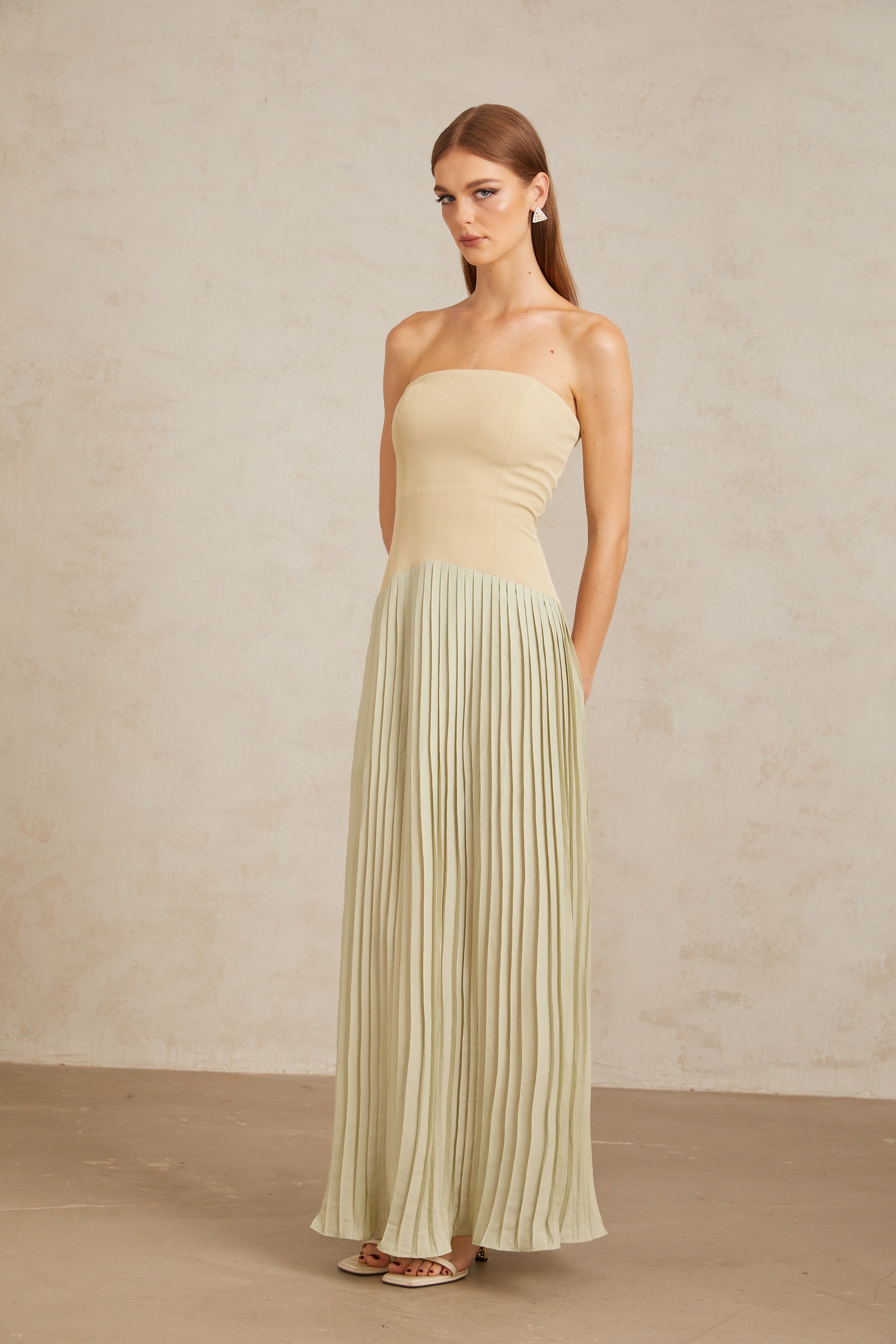 Robe longue plissée Mirja Green (Vente définitive - États-Unis uniquement)