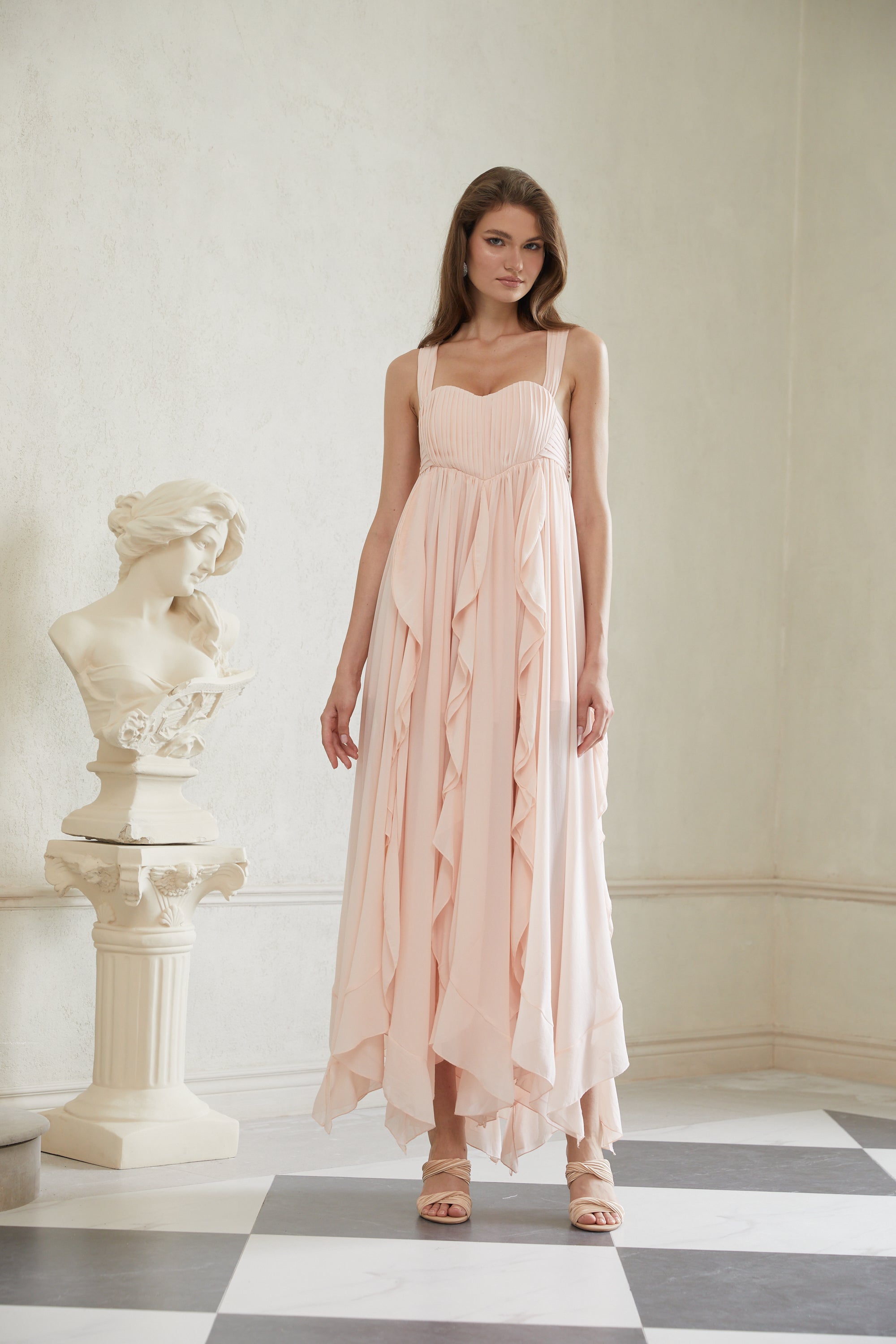 Robe longue en mousseline à volants rose Eos