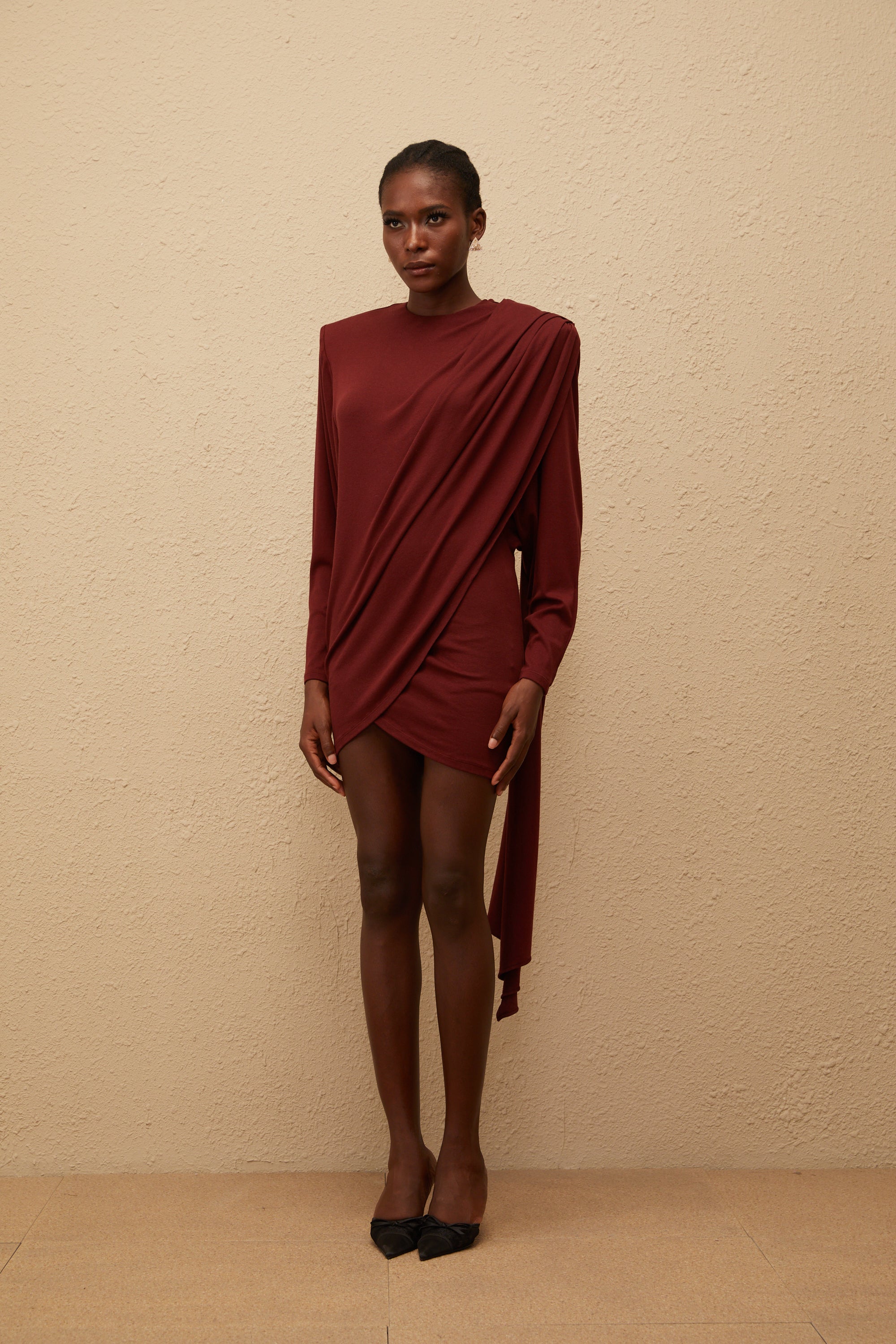 فستان قصير غير متماثل من Garance Maroon (بيع نهائي - الولايات المتحدة فقط)