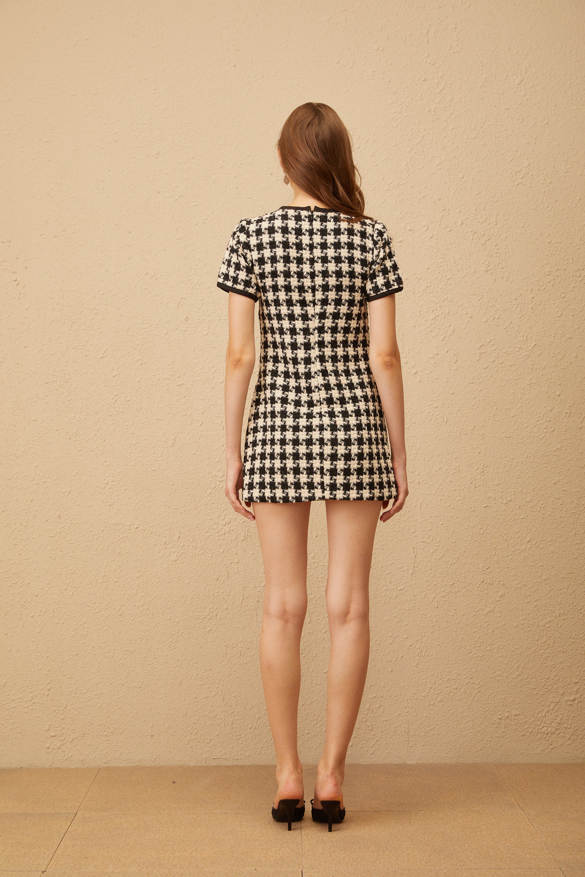 Mini-robe en tweed à motif pied-de-poule noir Capucine