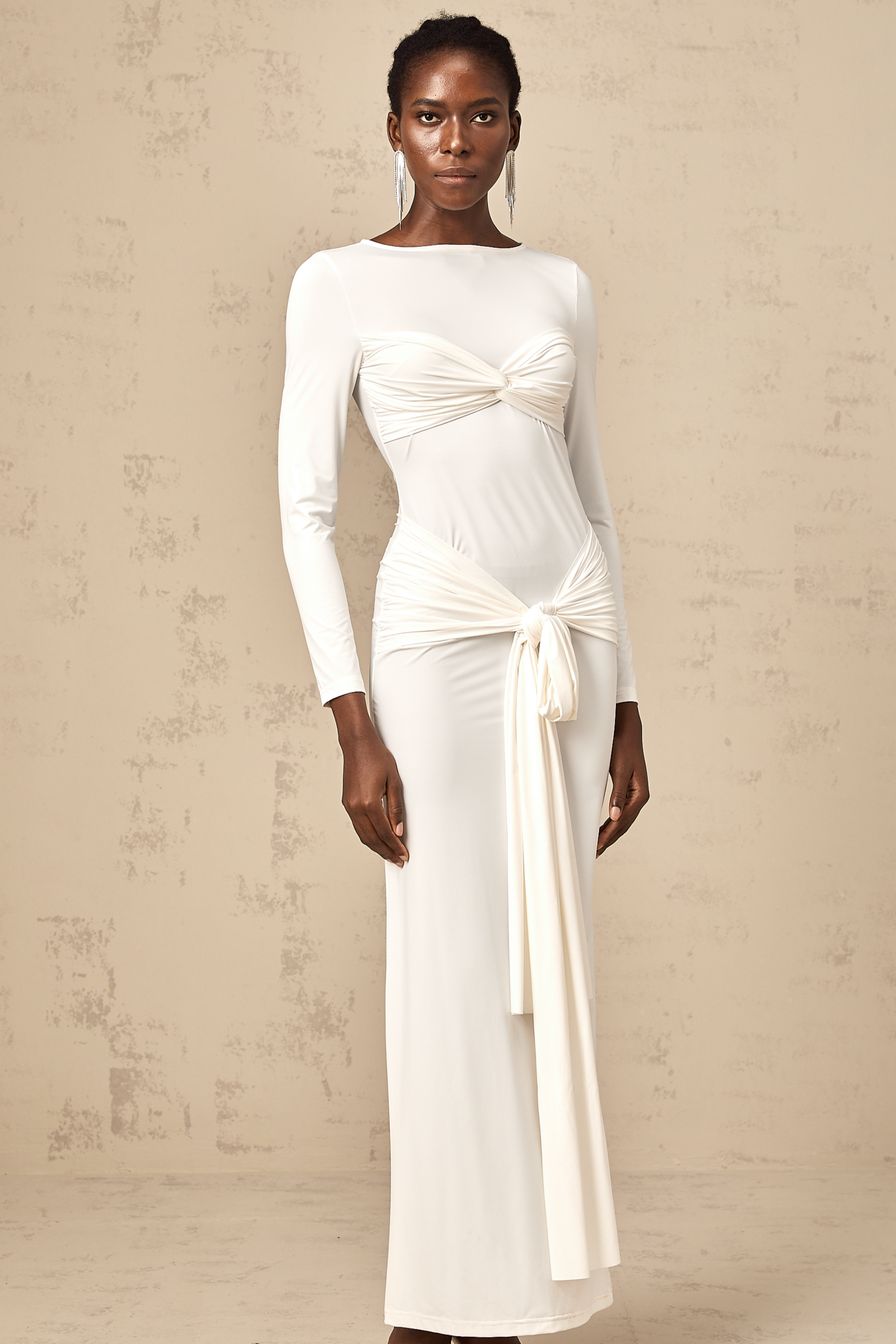 Robe longue froncée à ruban blanc et détail torsadé Elena (Vente définitive - États-Unis uniquement)