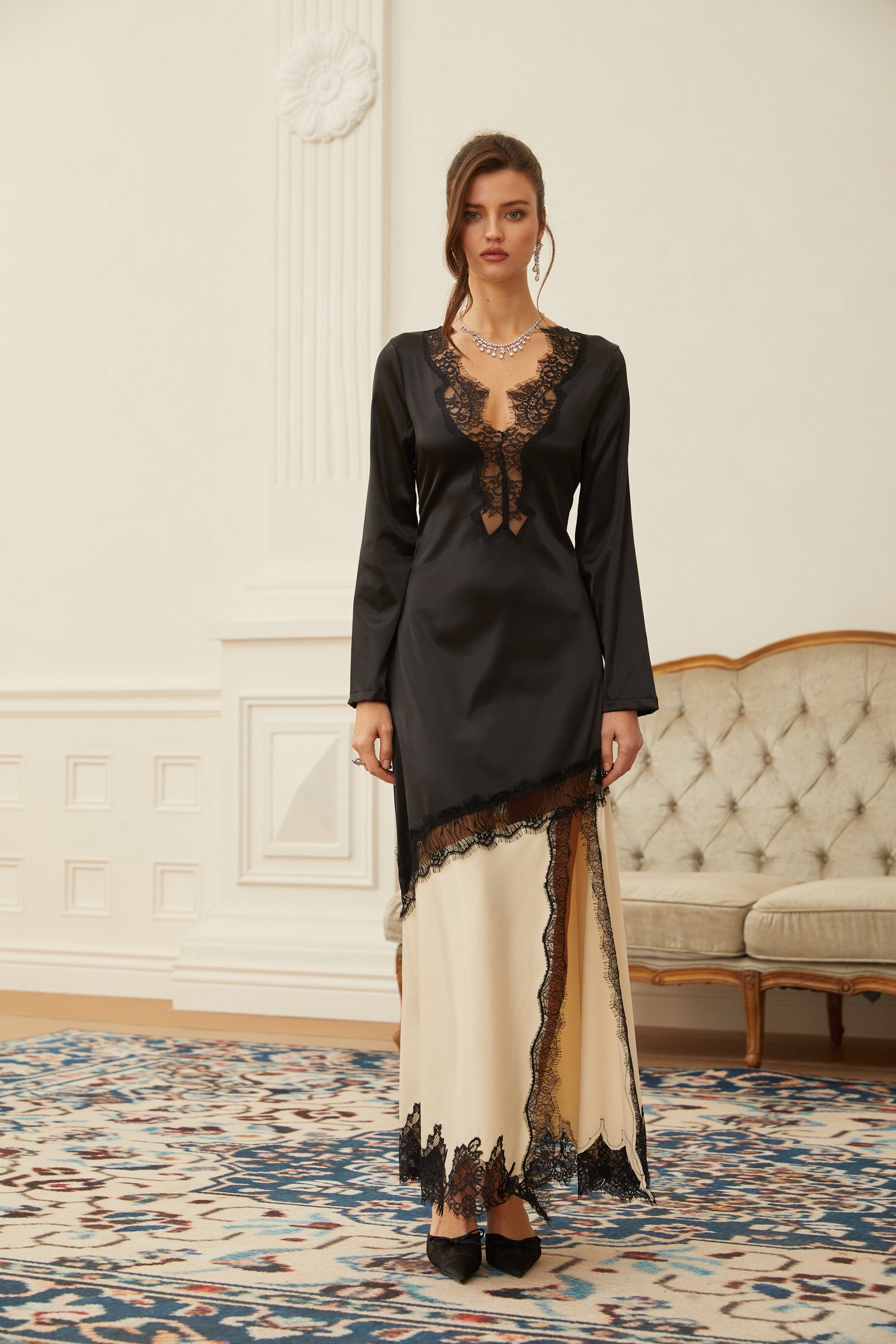 Robe longue en satin avec empiècement en dentelle Raphaëlle Neutrals