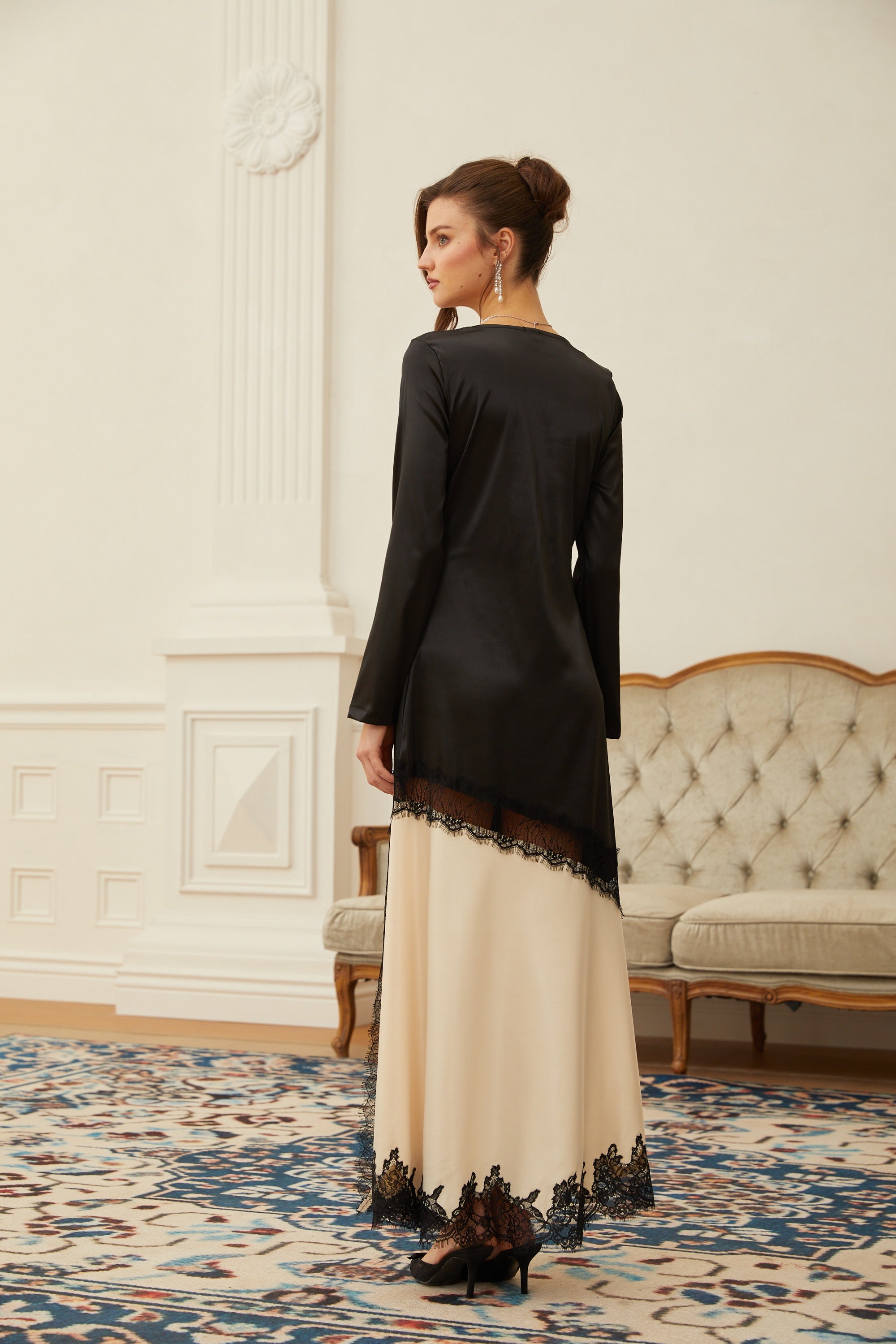 Robe longue en satin avec empiècement en dentelle Raphaëlle Neutrals