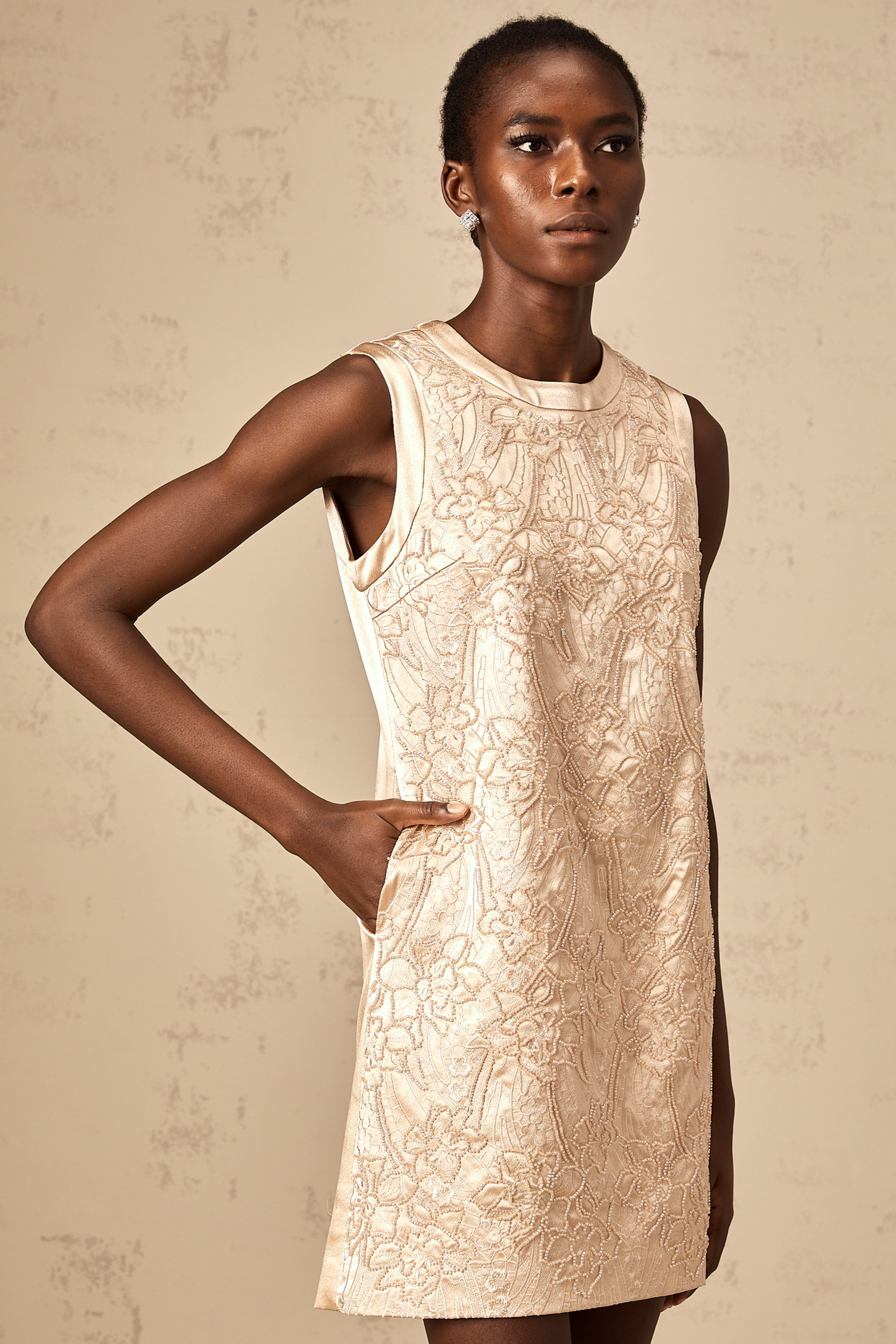 Mini-robe Isabelle brodée et ornée de perles (Vente définitive)