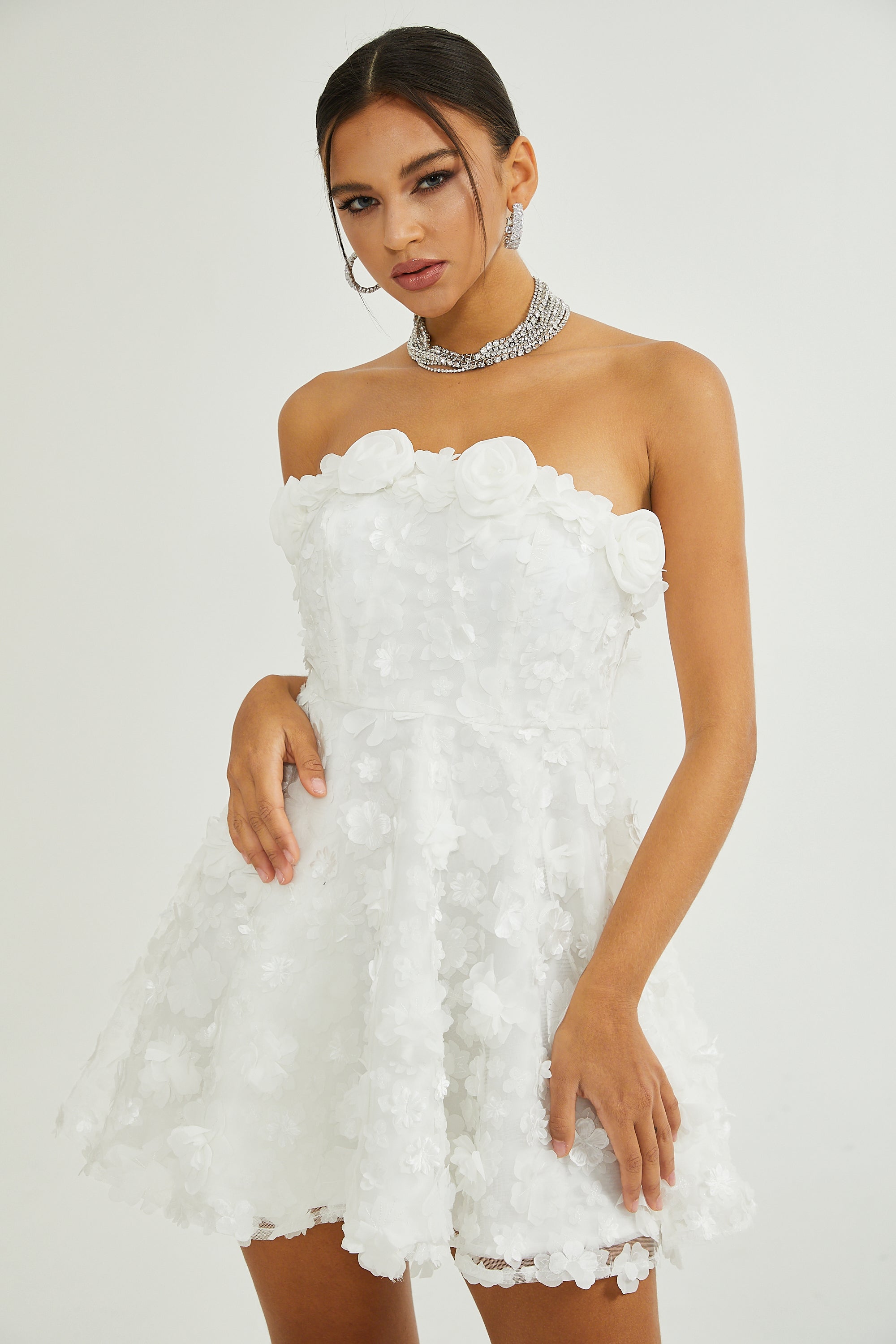 Mini-robe blanche à fleurs artificielles Apolline (Vente définitive - États-Unis uniquement)