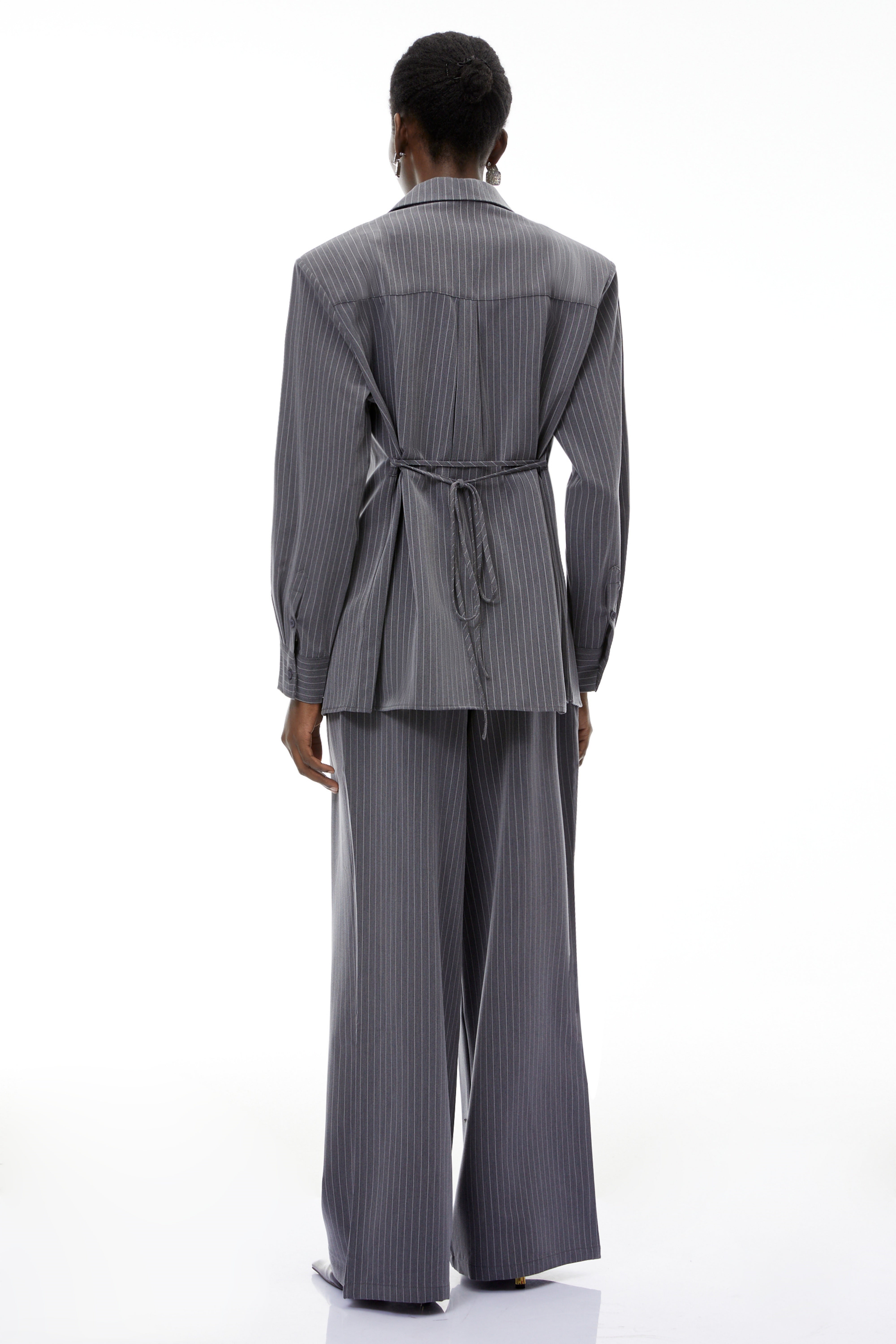 طقم سترة وبنطال من Abigail Grey بخطوط عمودية